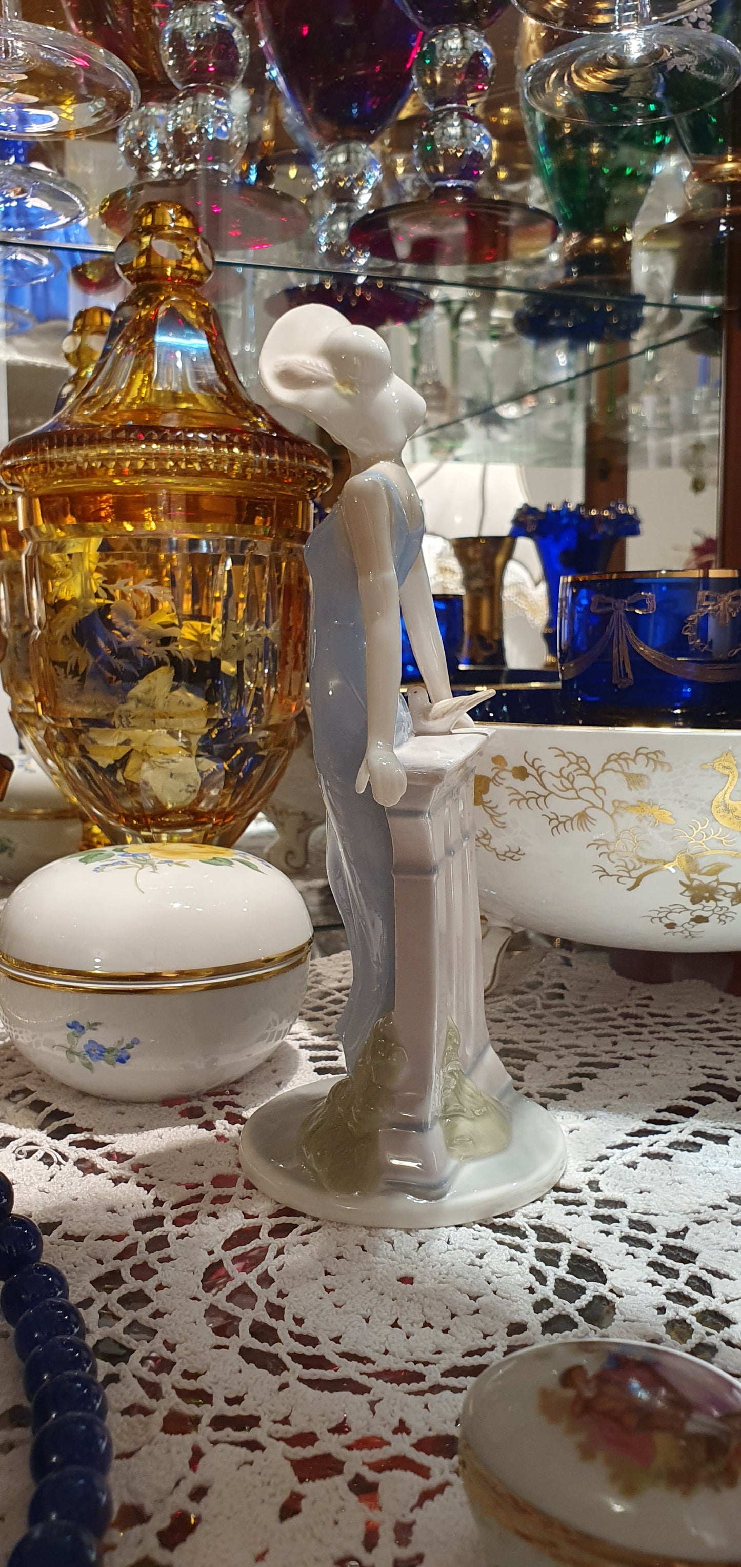 LLADRO Royal Grade Figure.