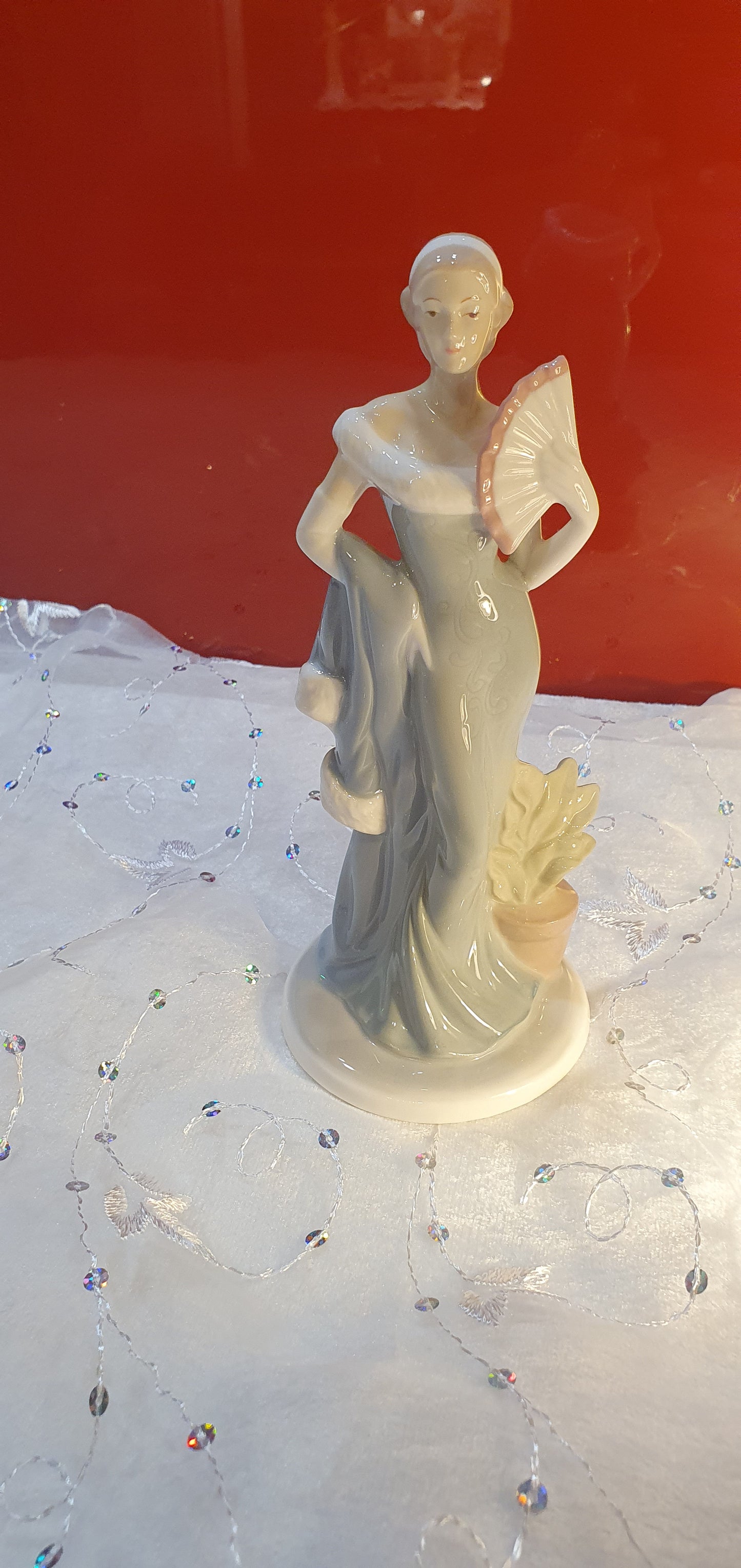 Figure of an elegant lady.