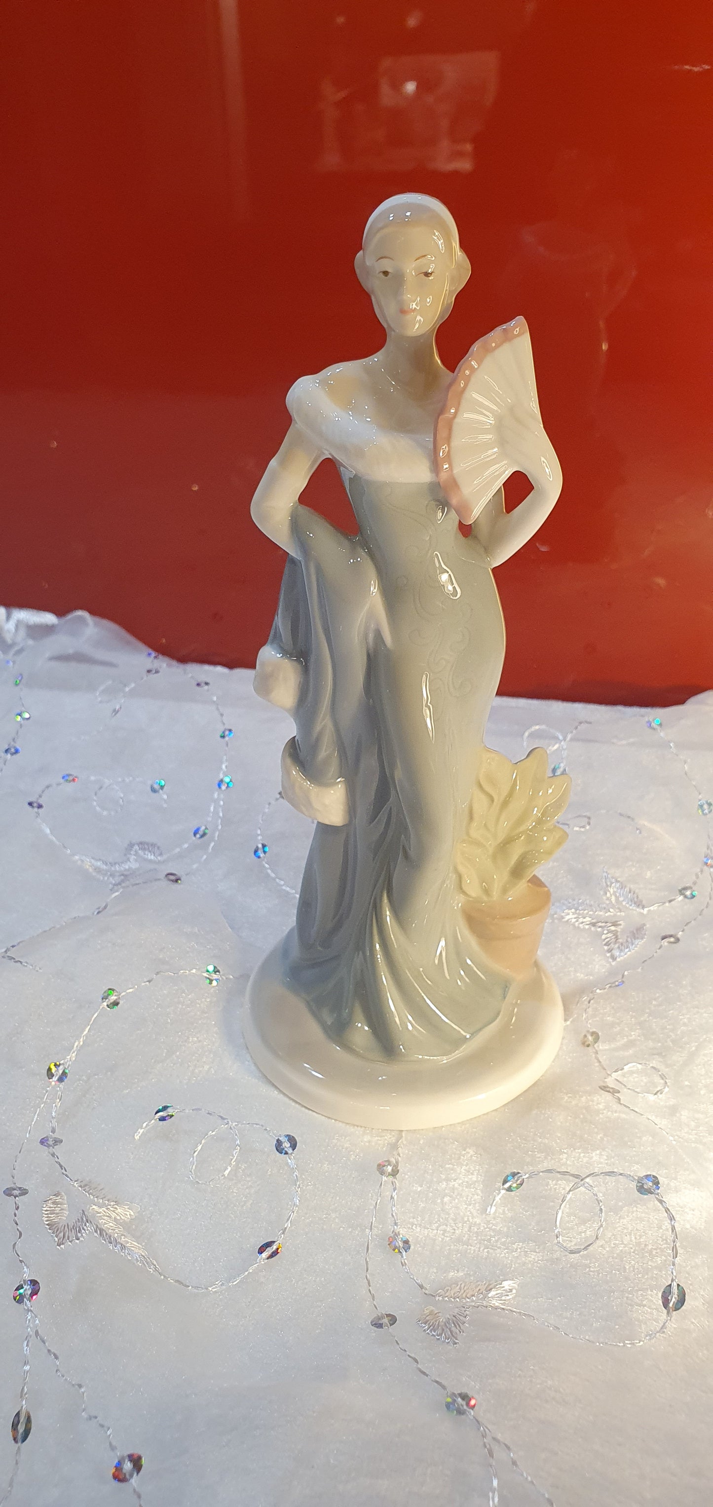 Figure of an elegant lady.