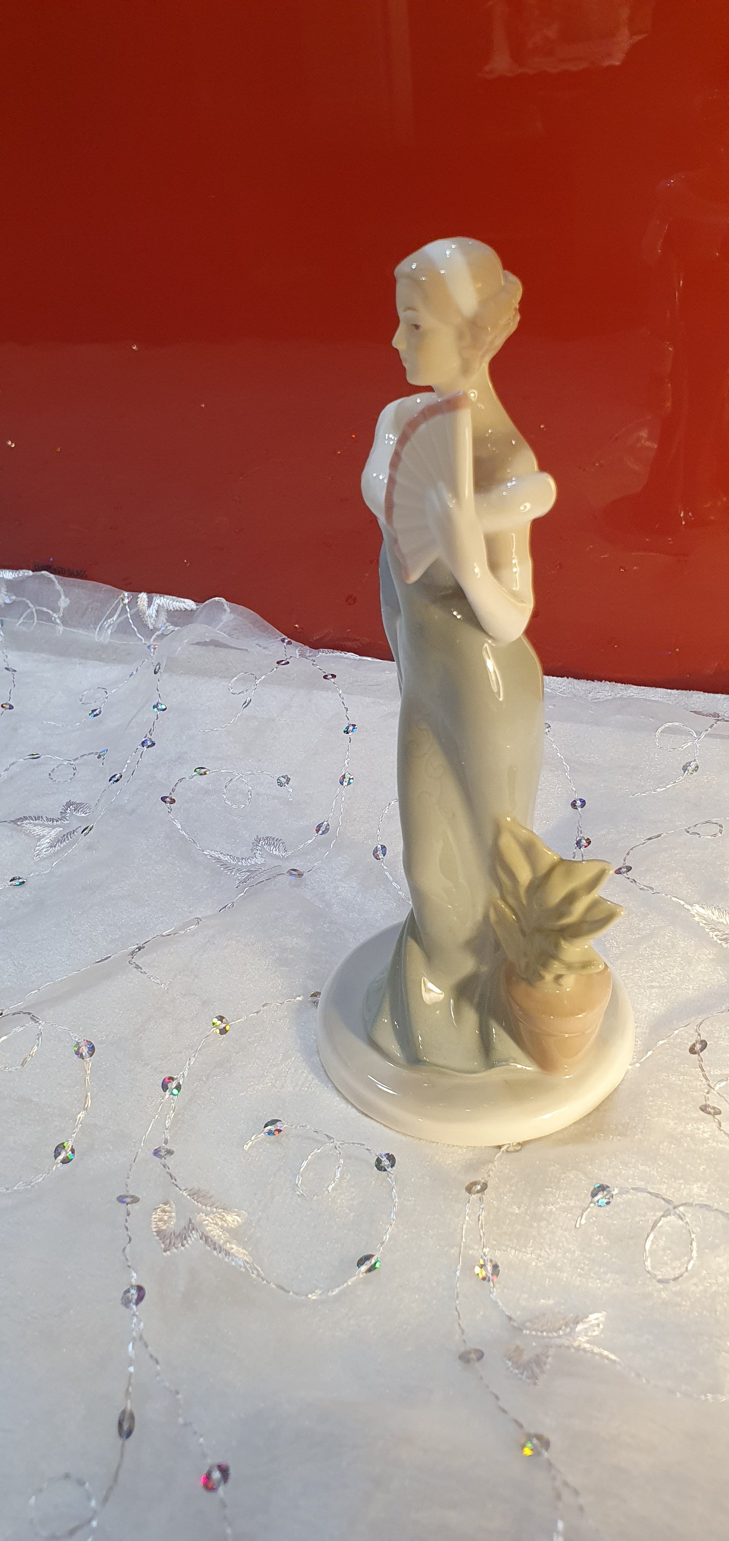 Figure of an elegant lady.