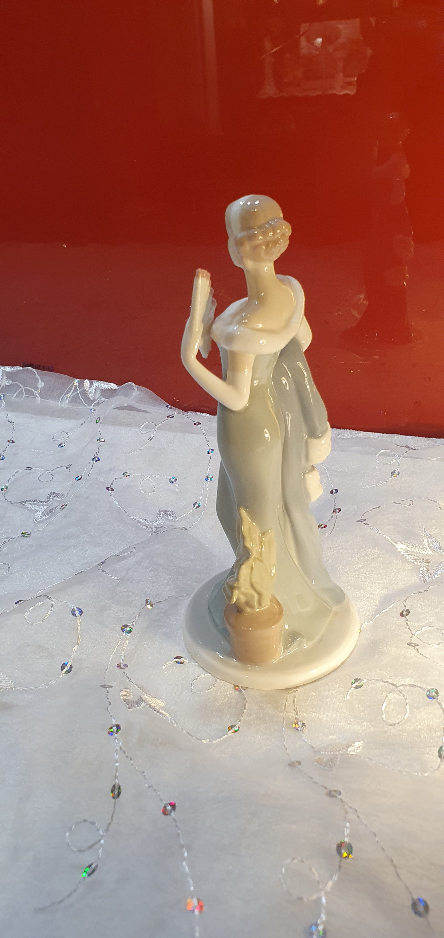 Figure of an elegant lady.
