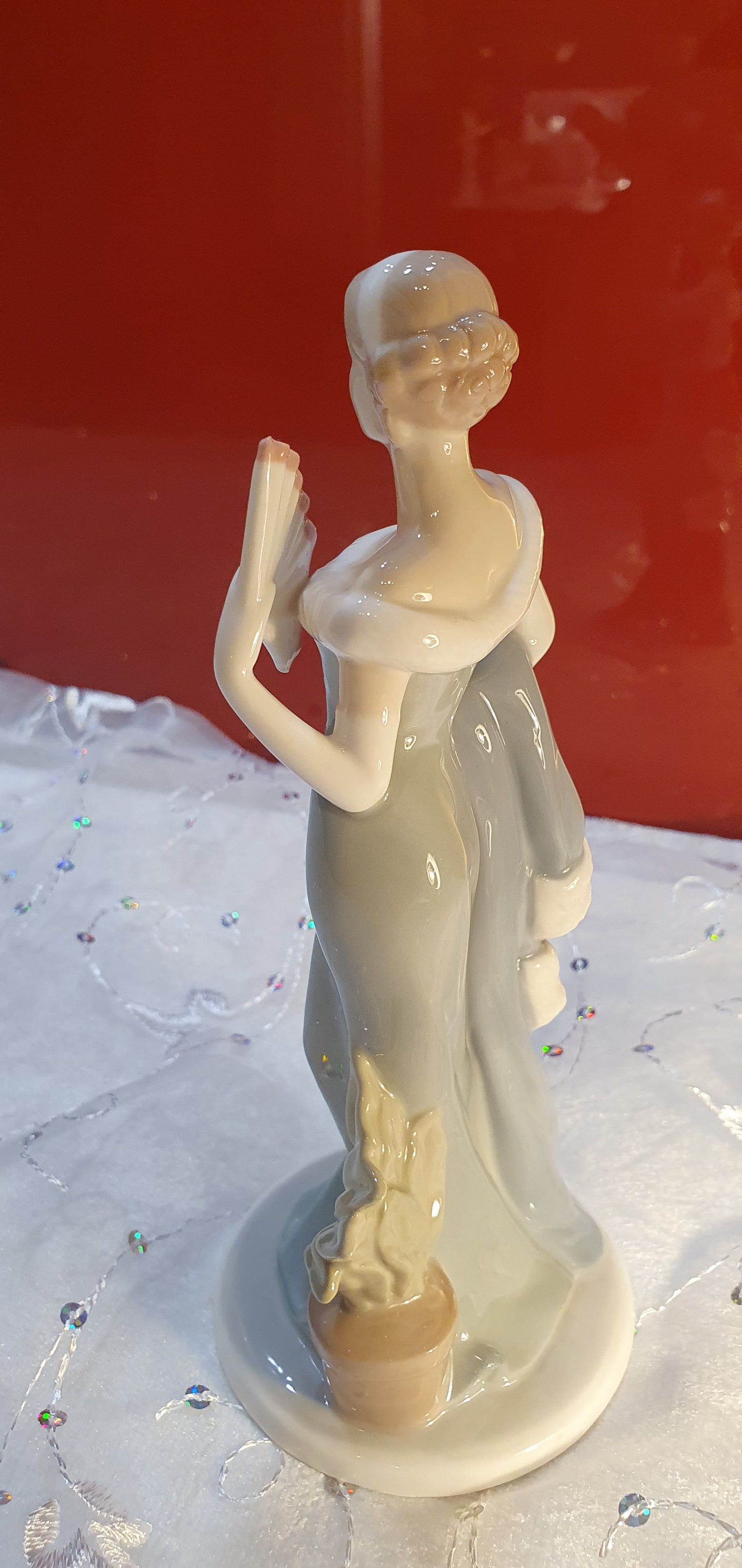 Figure of an elegant lady.