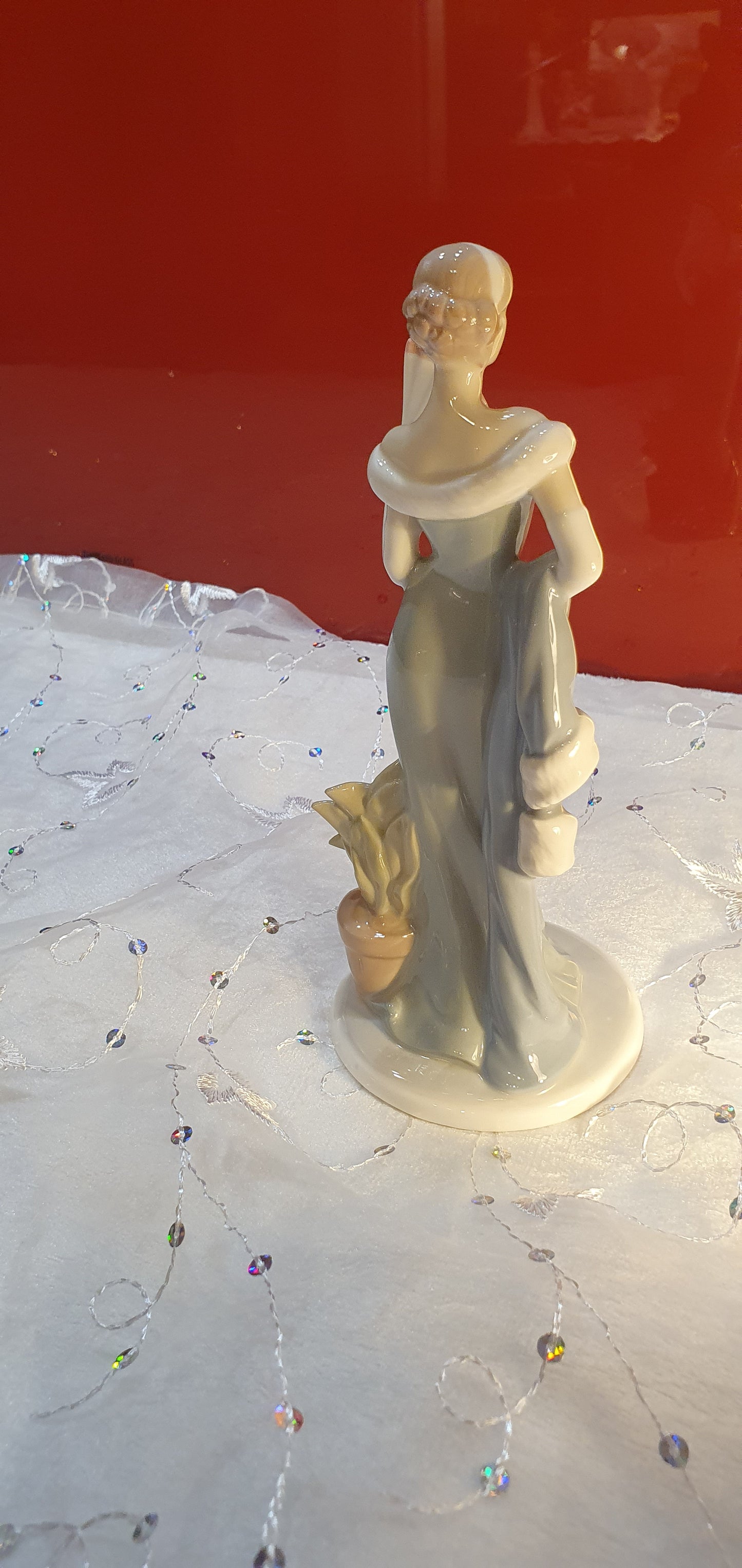 Figure of an elegant lady.