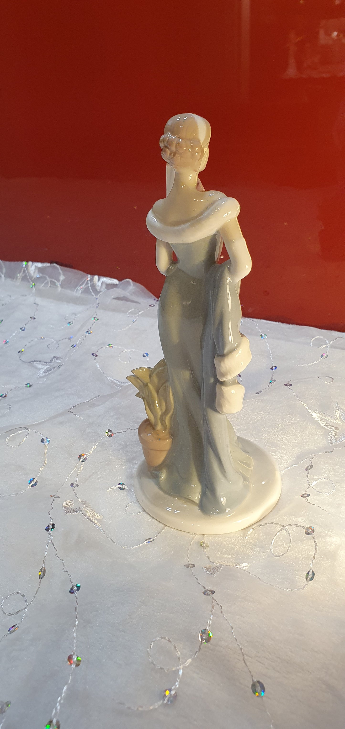 Figure of an elegant lady.