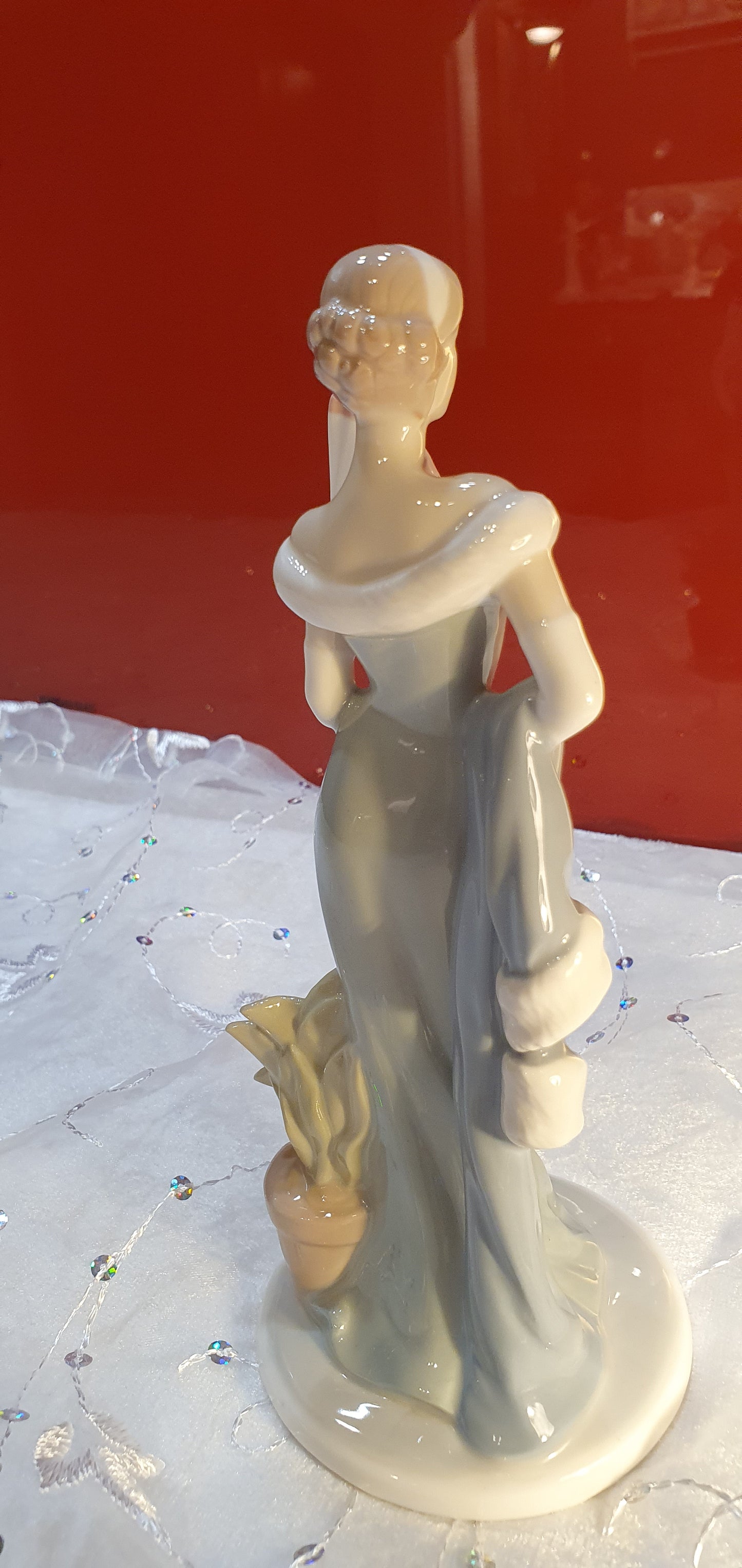 Figure of an elegant lady.