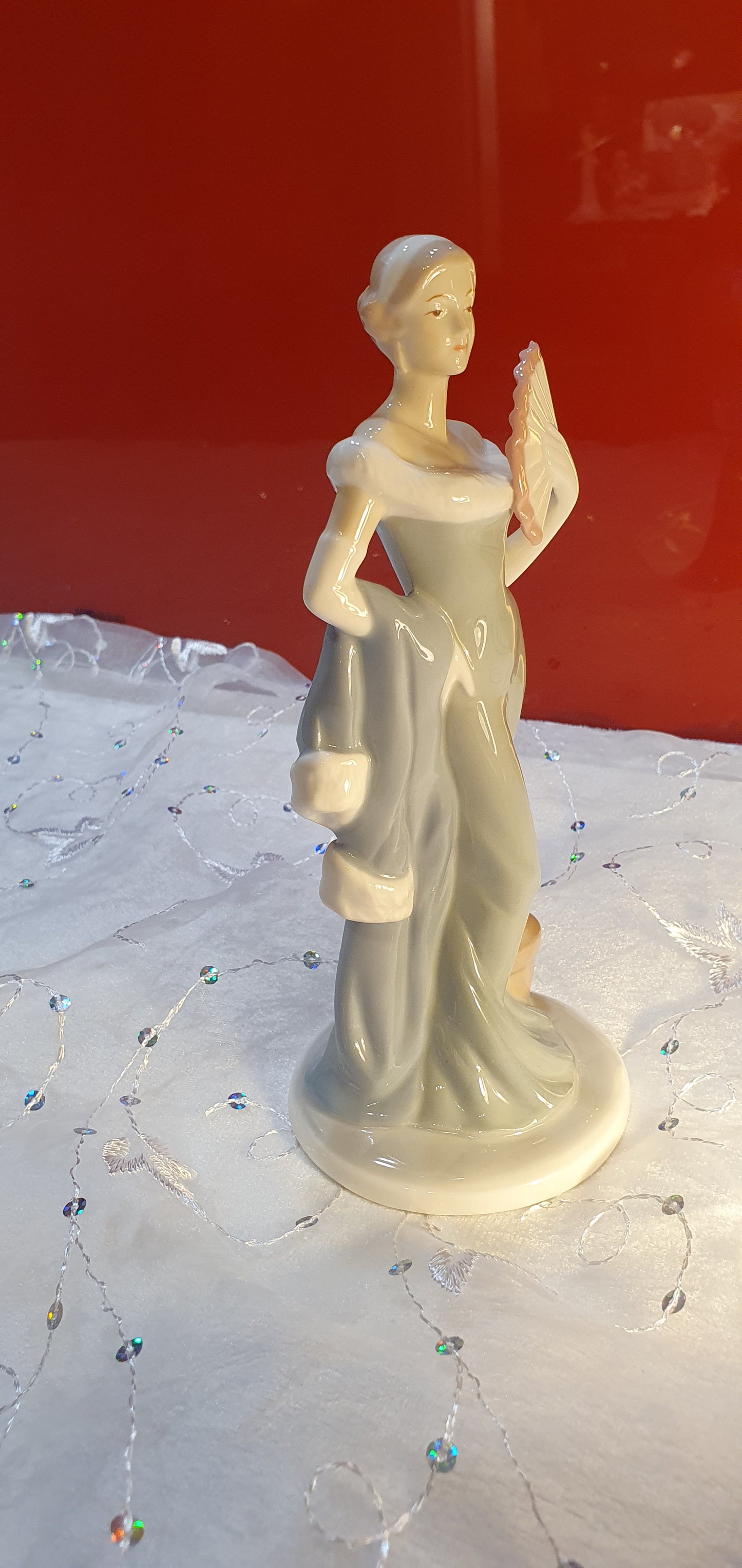 Figure of an elegant lady.