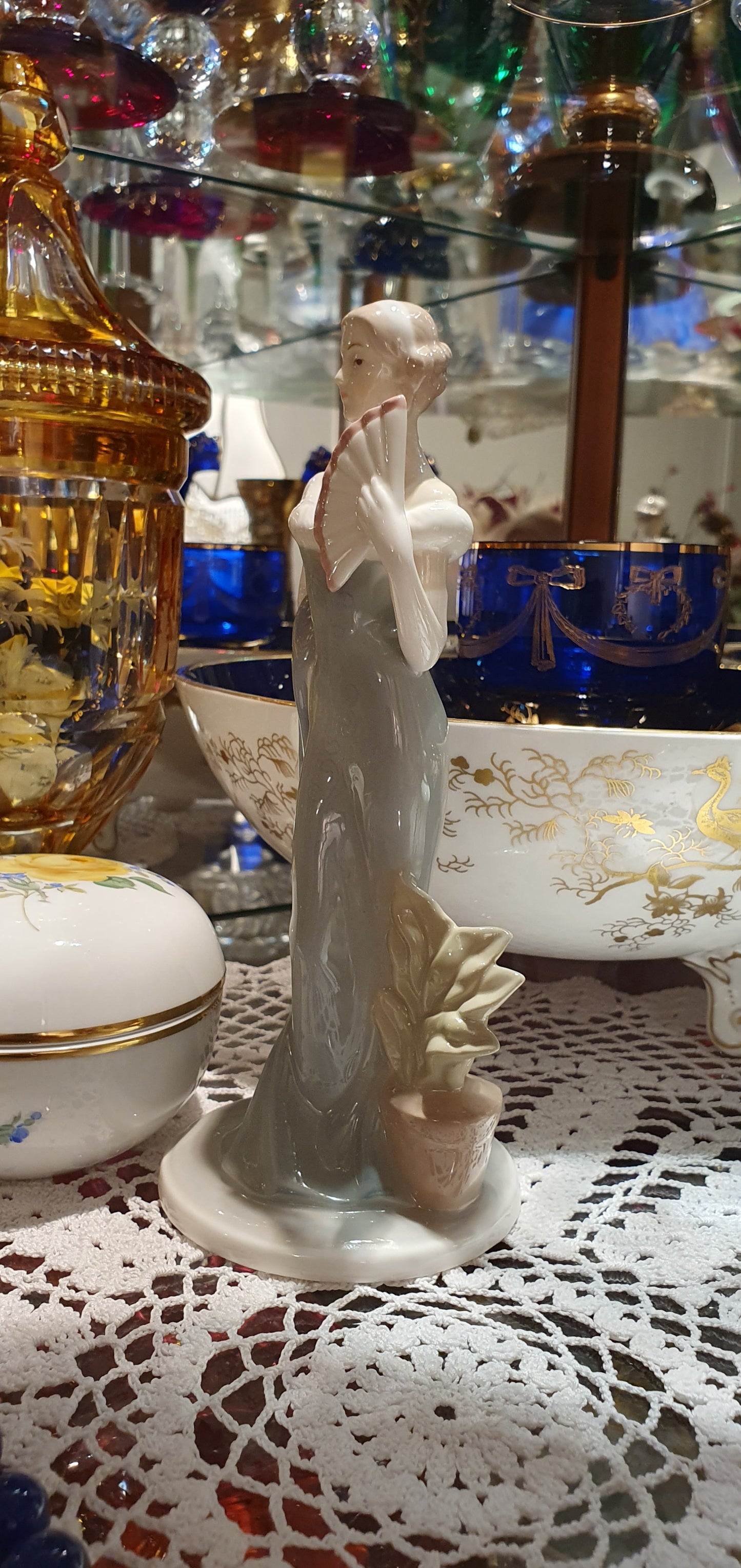 Figure of an elegant lady.