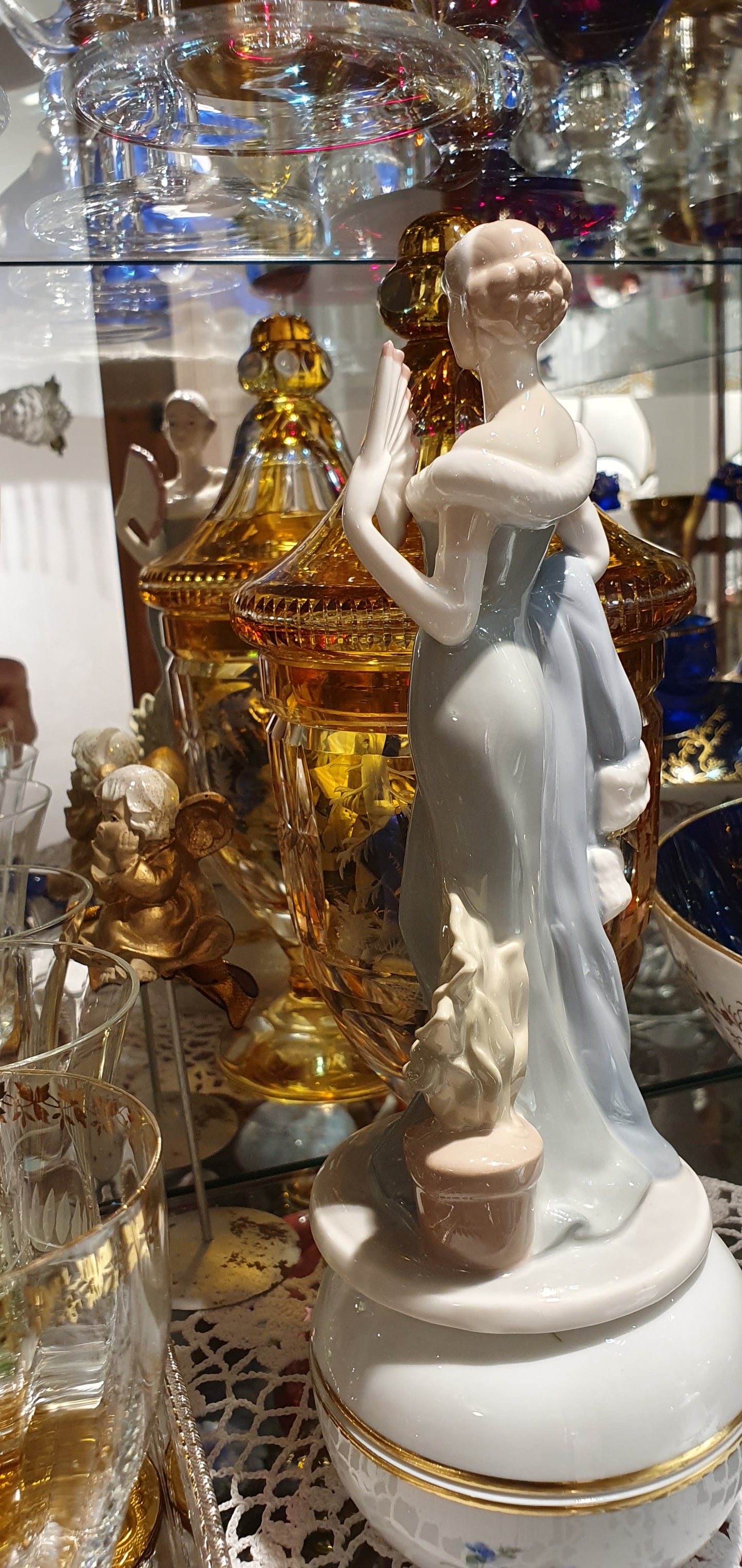 Figure of an elegant lady.