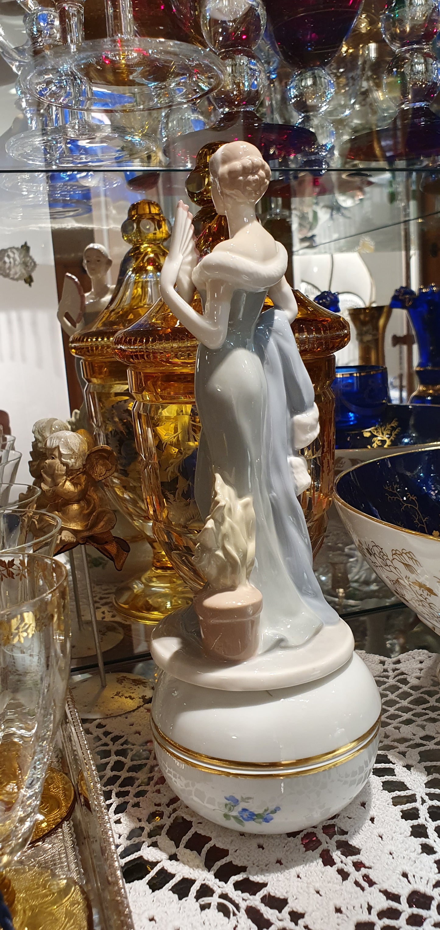 Figure of an elegant lady.