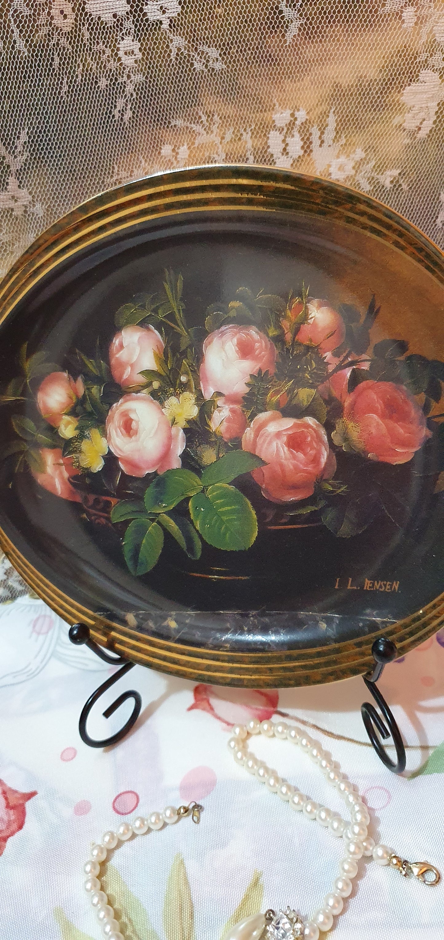 Decorative porcelain plate "Bouquet of Roses" by Grande Porcelain of Copenhagen (9061B)