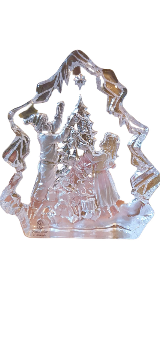 Коледна магия в кристал: Фигура "Украсяване на елхата"