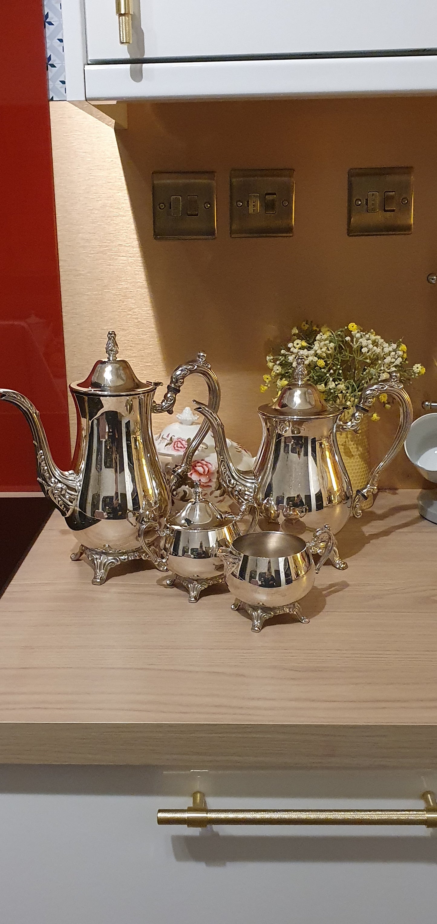 Exquisite silver-plated set from Oneida USA