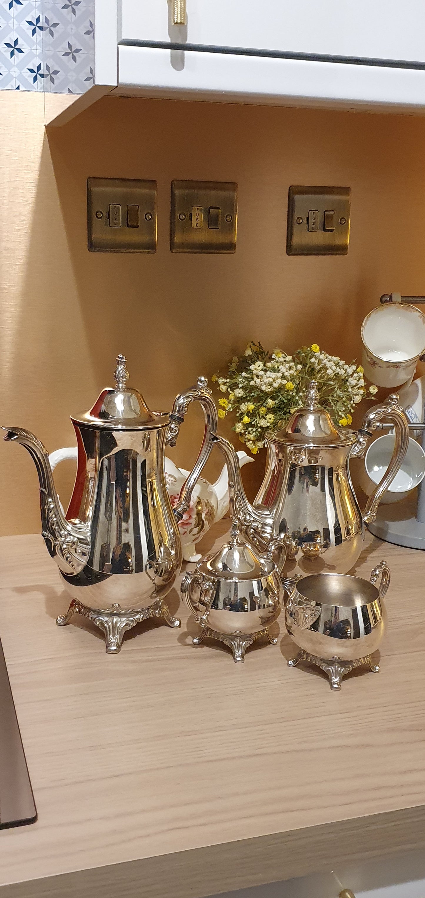 Exquisite silver-plated set from Oneida USA