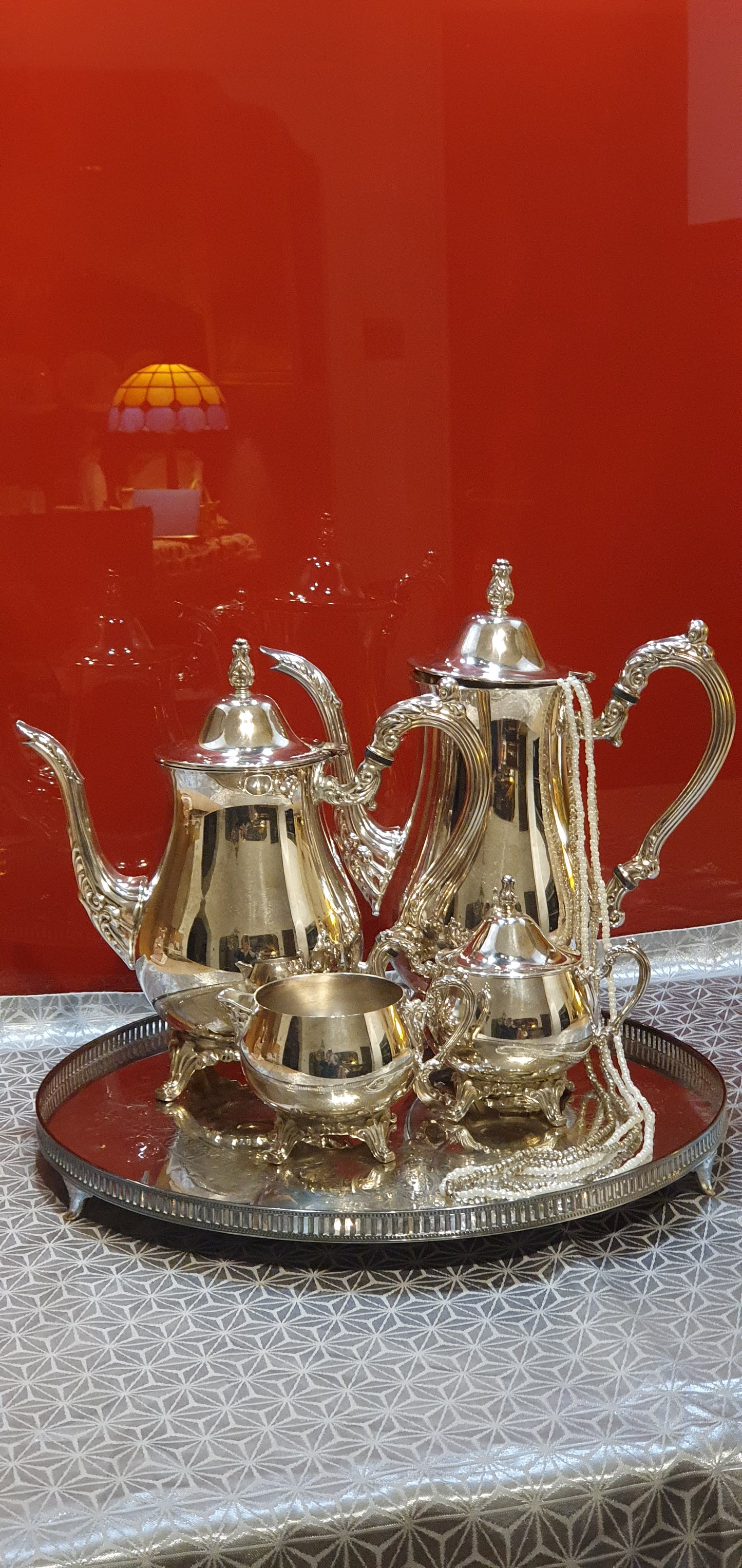 Exquisite silver-plated set from Oneida USA