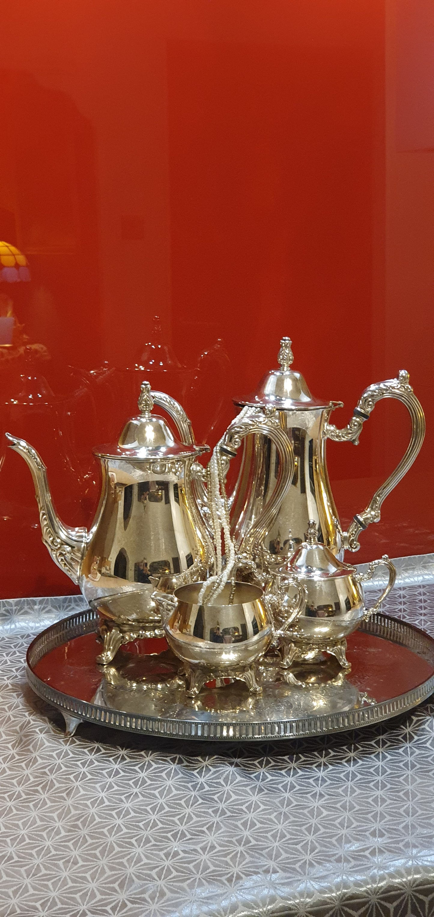 Exquisite silver-plated set from Oneida USA