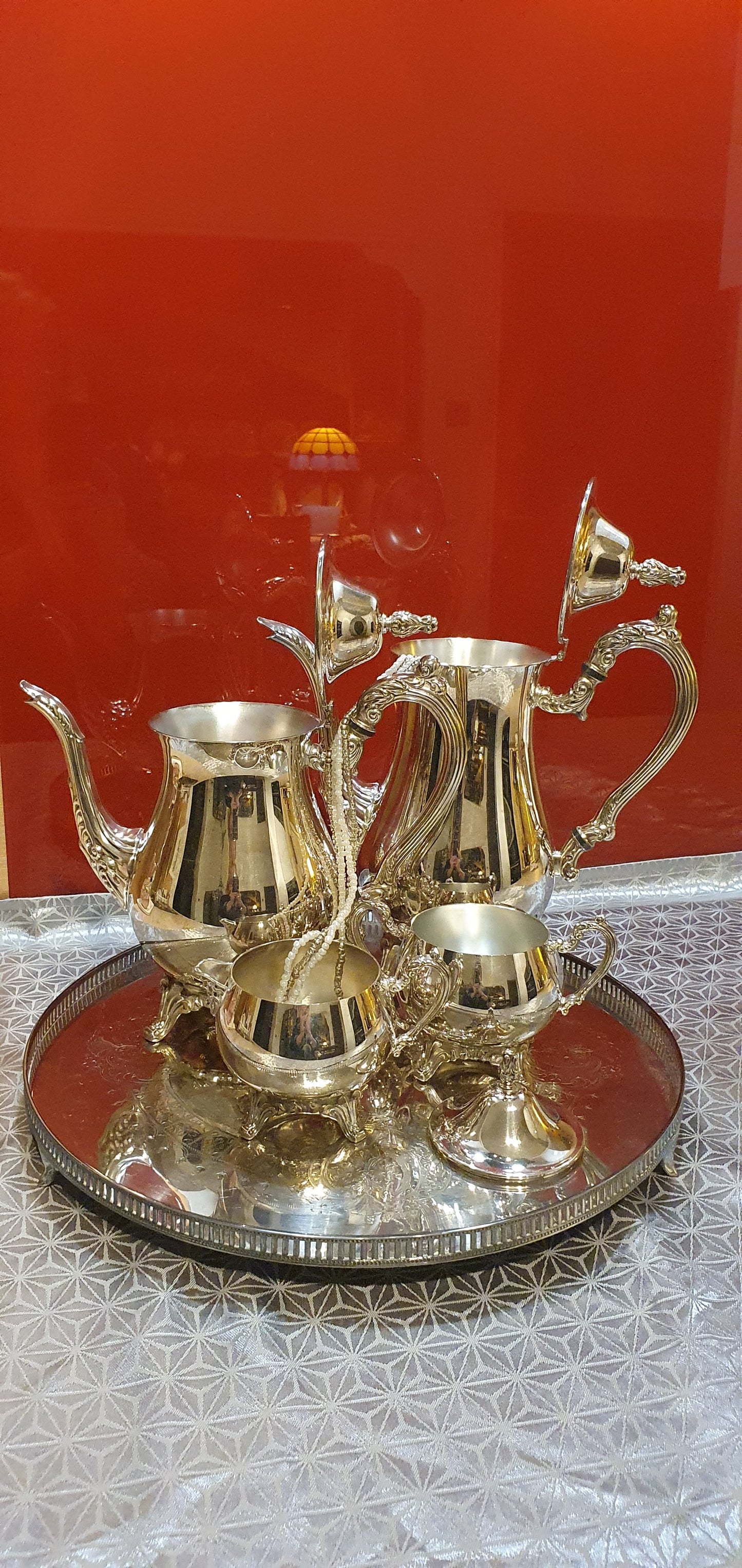 Exquisite silver-plated set from Oneida USA