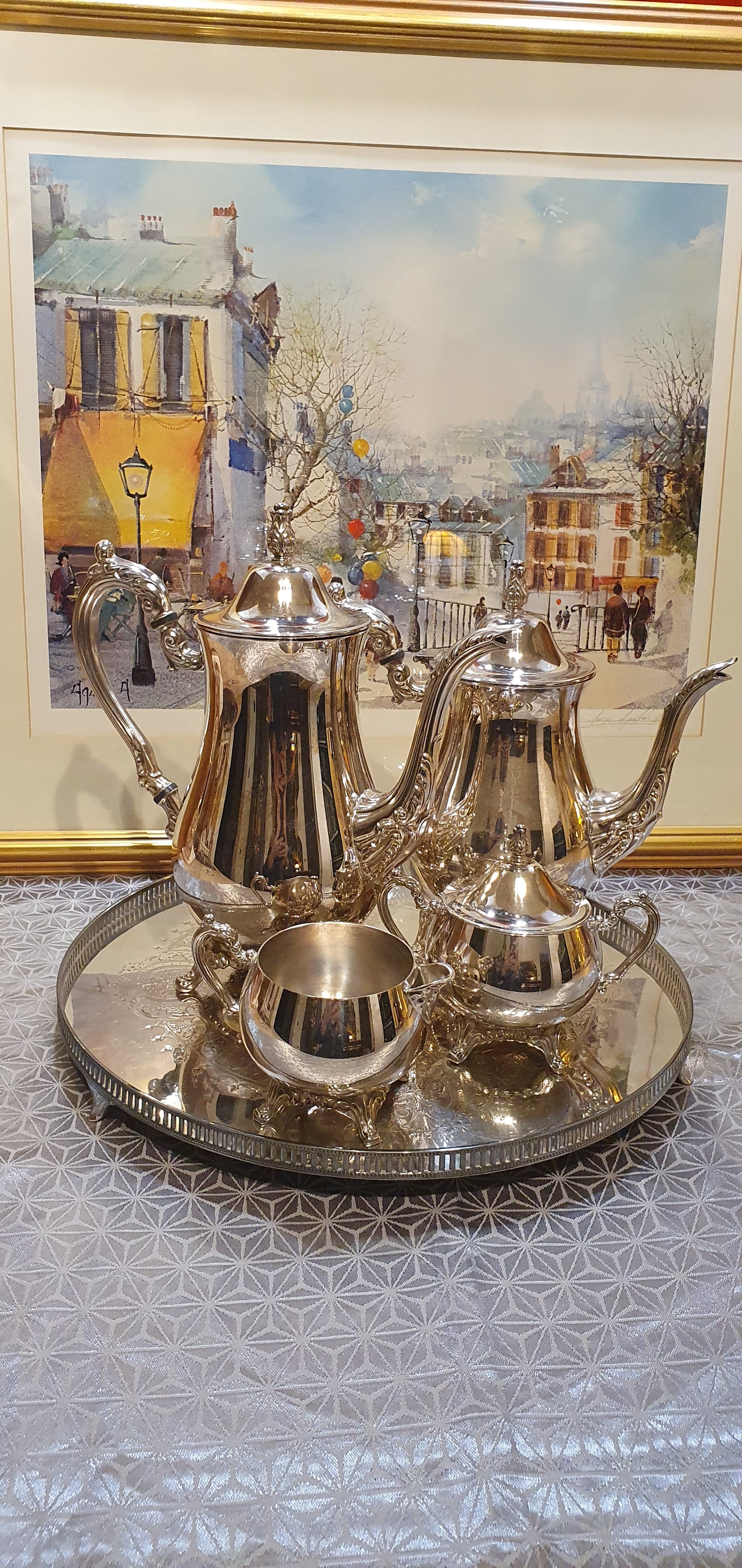 Exquisite silver-plated set from Oneida USA