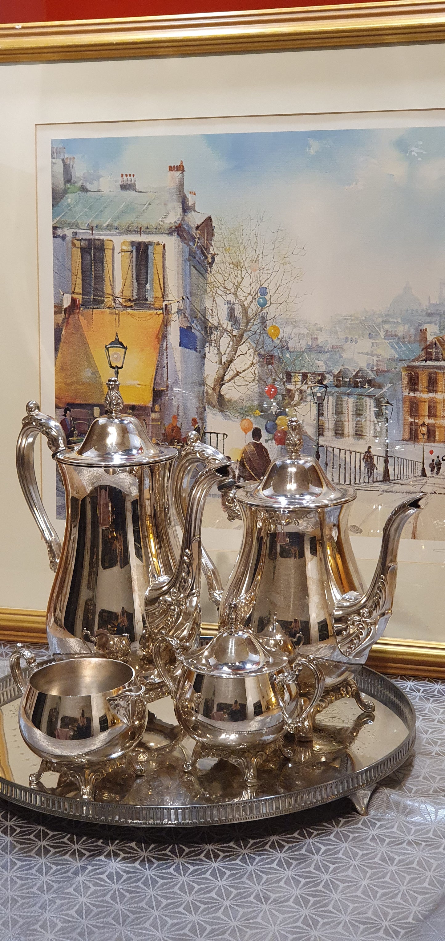 Exquisite silver-plated set from Oneida USA