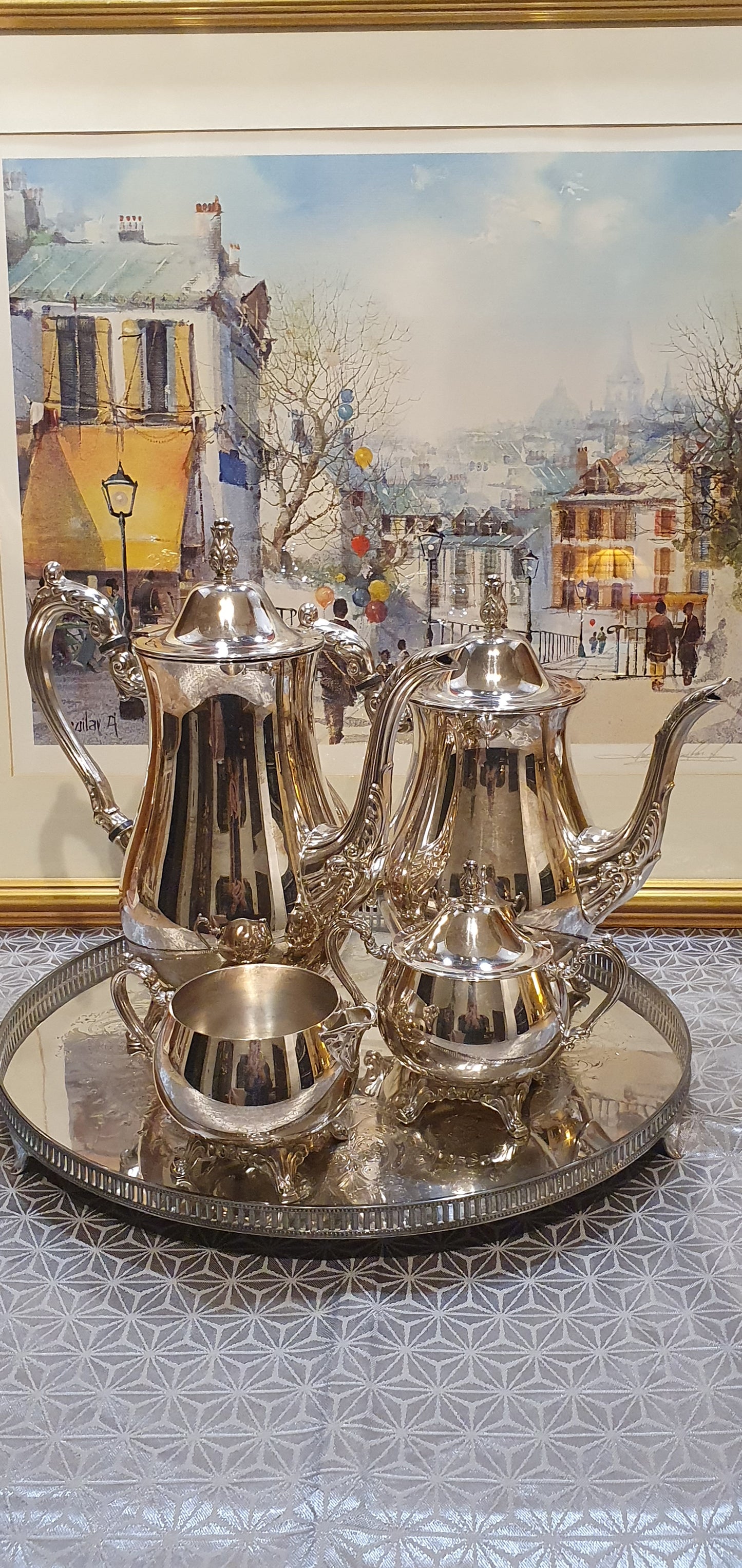 Exquisite silver-plated set from Oneida USA