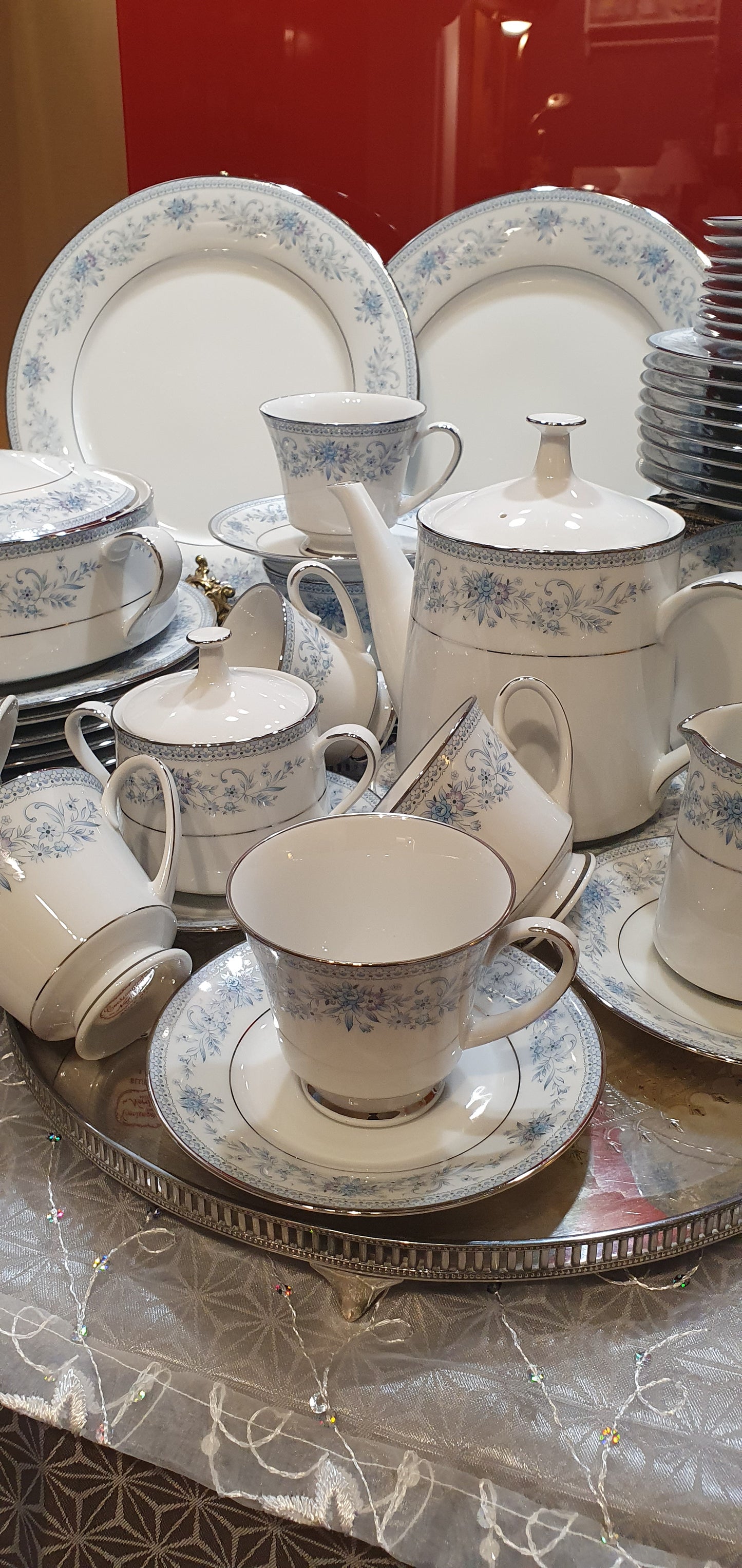 Service Noritake Contemporary Fine Bone China Blue Hill 2482 Pattern - 49 pieces