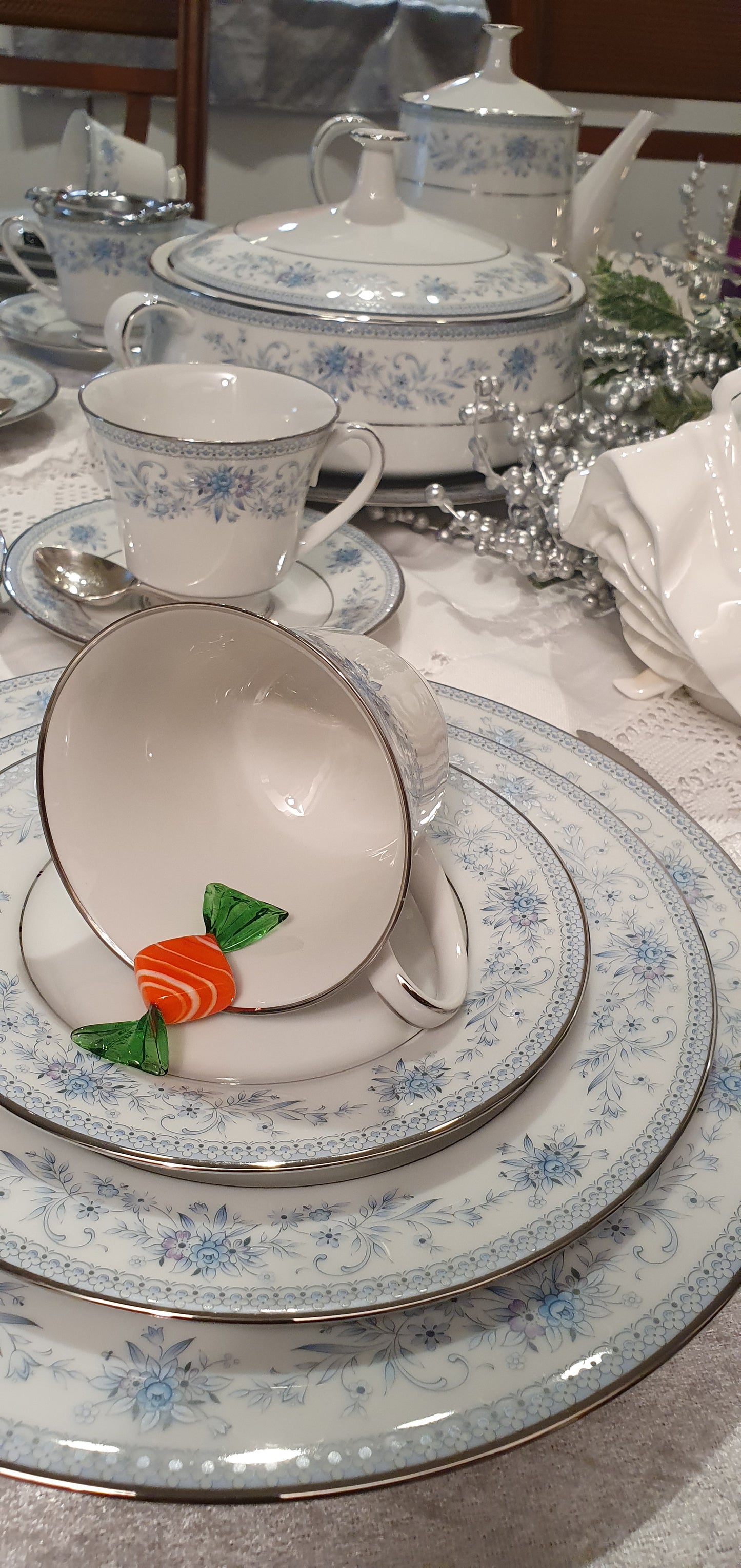 Service Noritake Contemporary Fine Bone China Blue Hill 2482 Pattern - 49 pieces