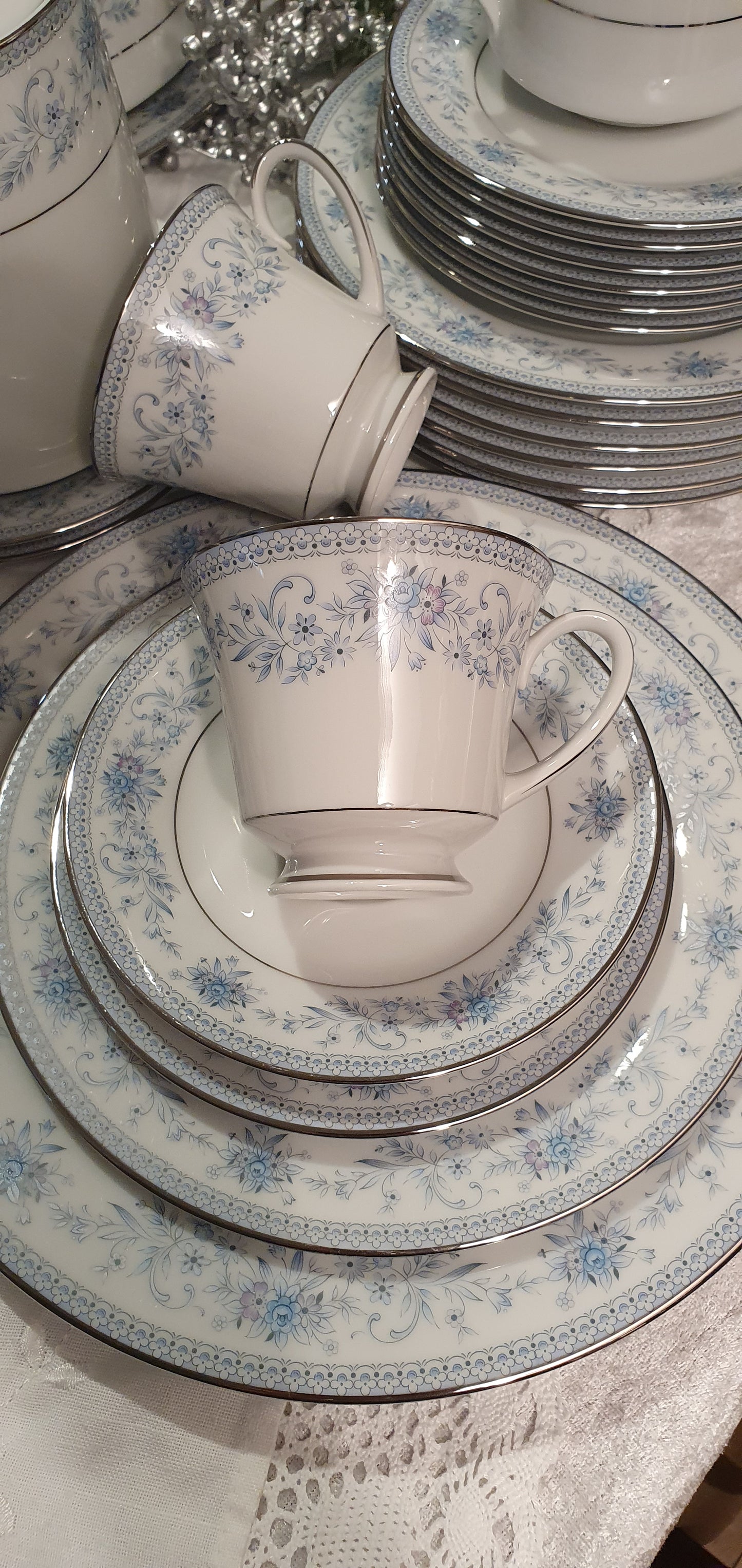 Service Noritake Contemporary Fine Bone China Blue Hill 2482 Pattern - 49 pieces