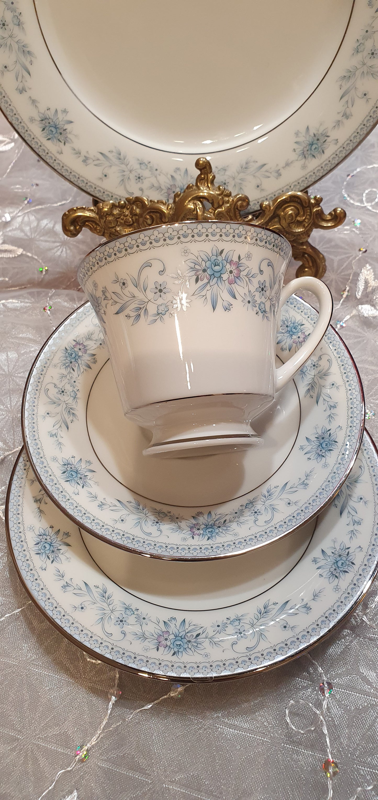 Service Noritake Contemporary Fine Bone China Blue Hill 2482 Pattern - 49 pieces