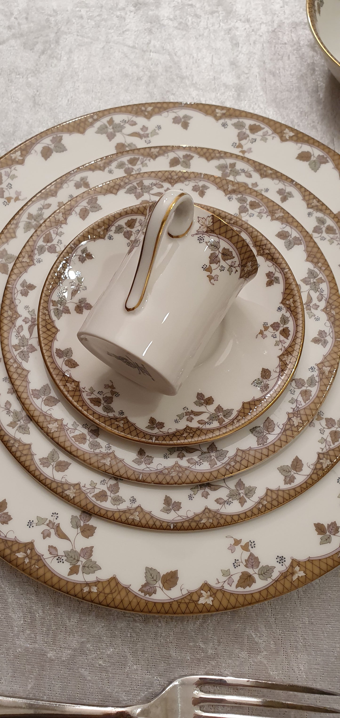 Royal Doulton Lynnewood 57-piece dinner service