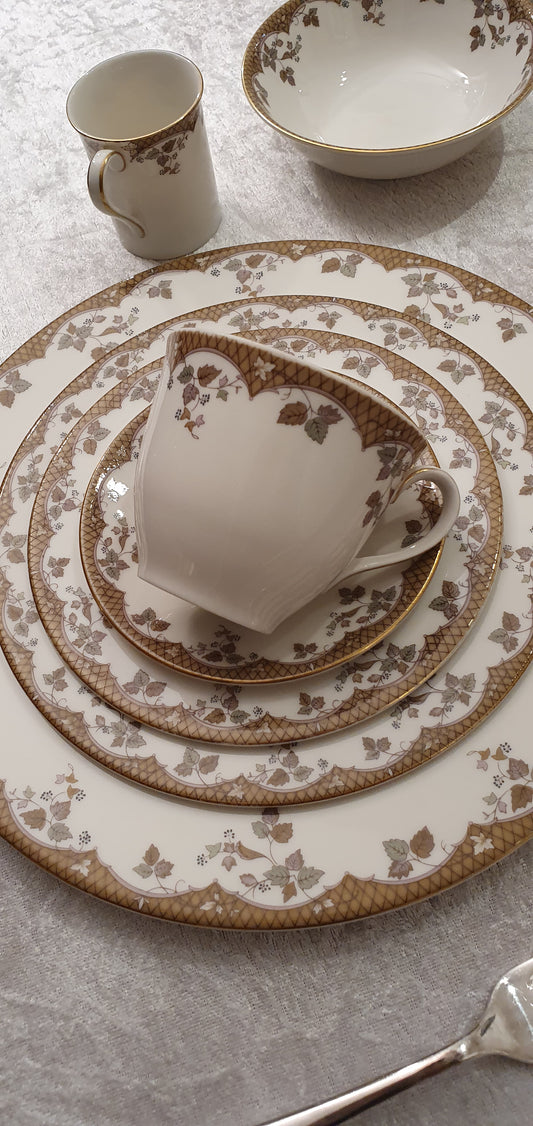 Сервиз на Royal Doulton модел "Lynnewood" 57 части