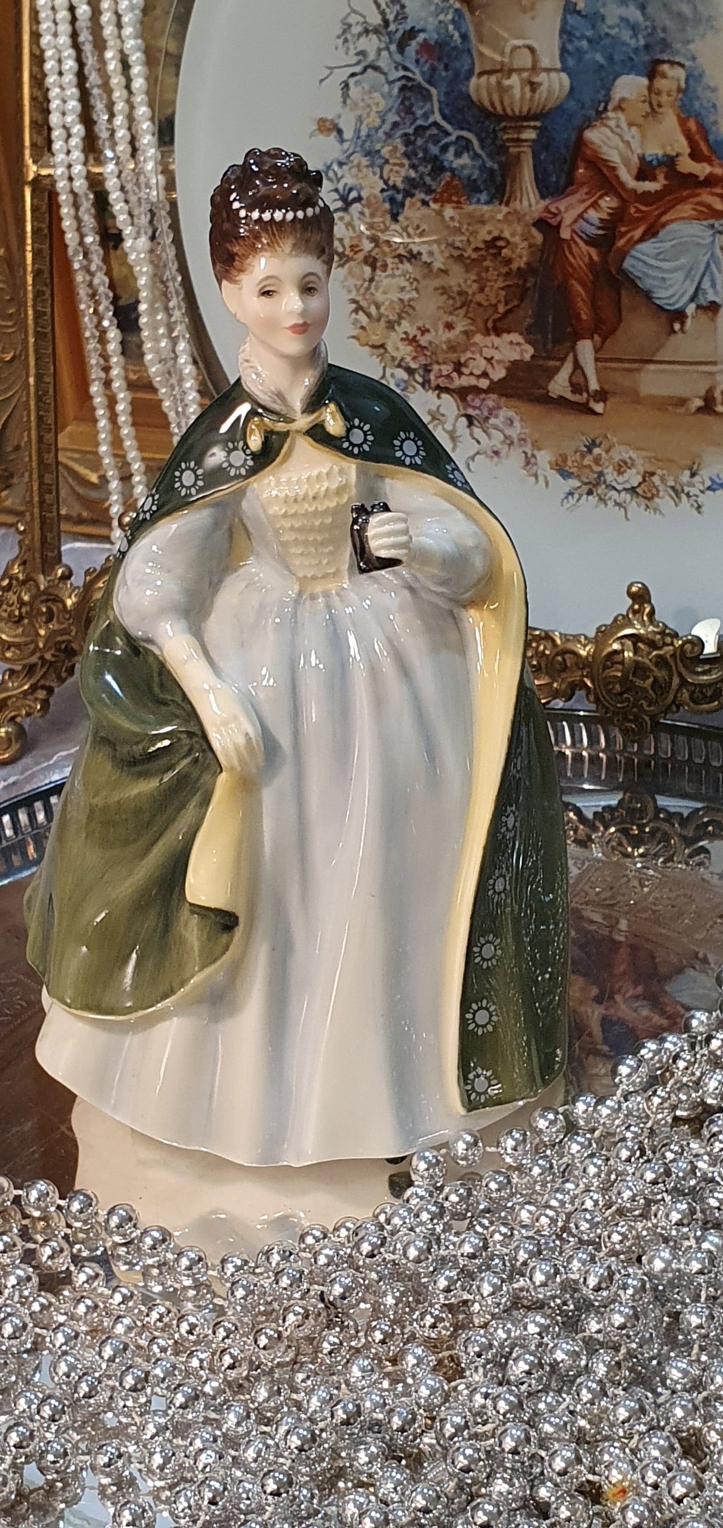 Royal Doulton – "Premiere" (HN 2343)