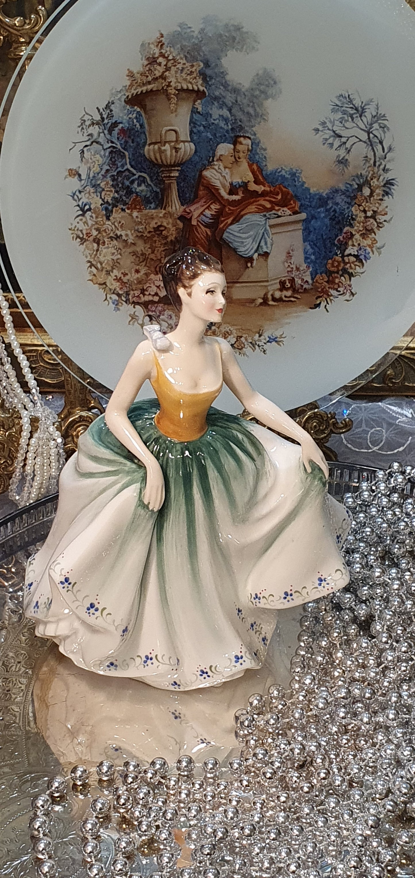 Фигура на Royal Doulton „Синтия“ (H.N. 2440)