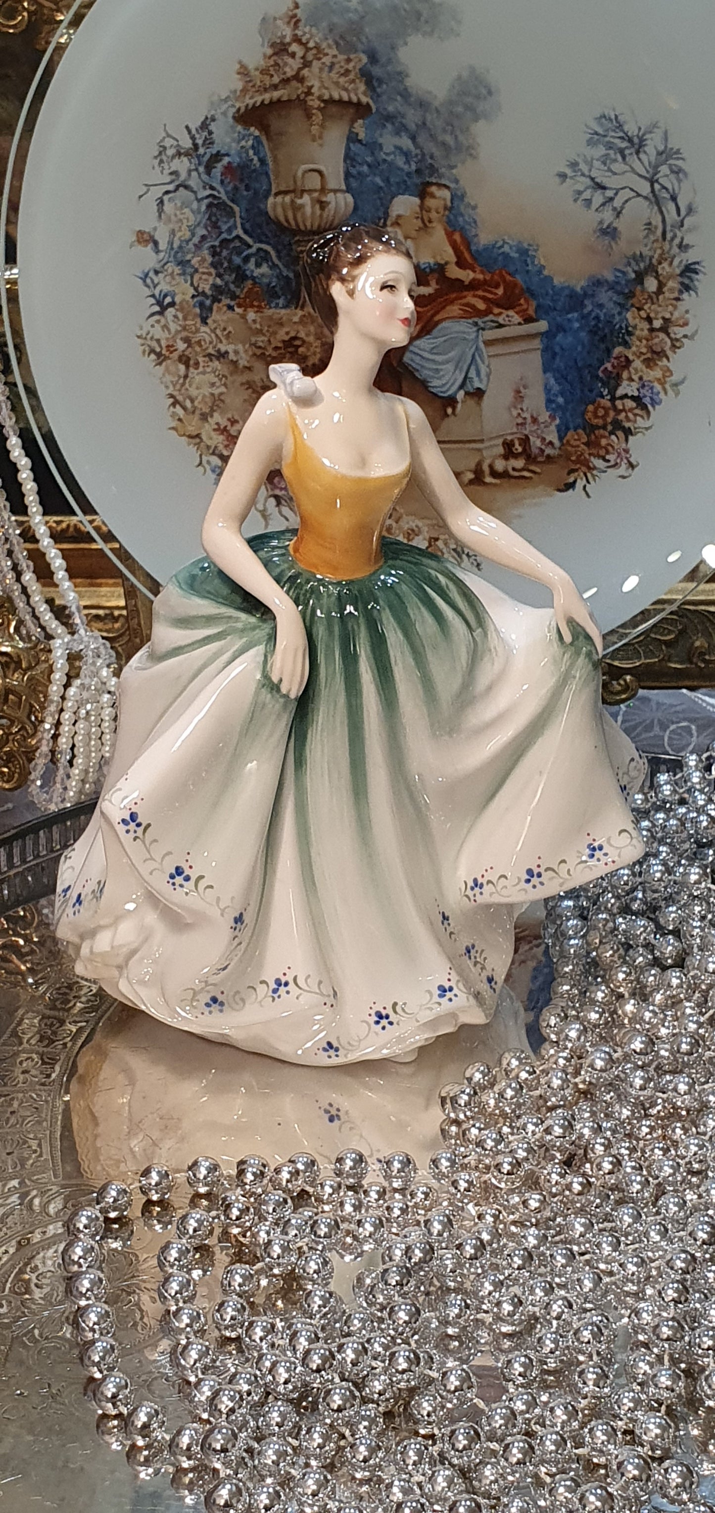 Фигура на Royal Doulton „Синтия“ (H.N. 2440)
