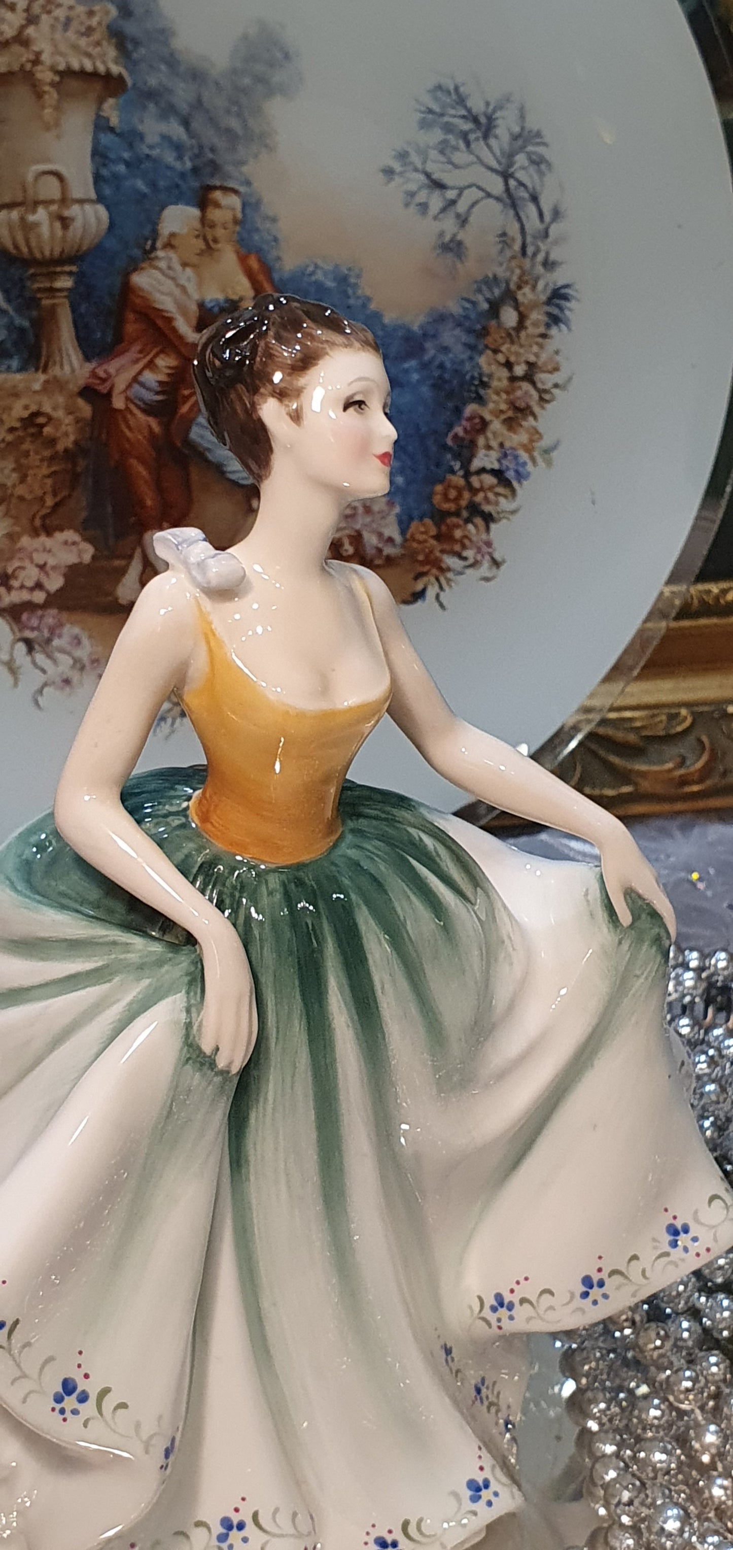 Фигура на Royal Doulton „Синтия“ (H.N. 2440)