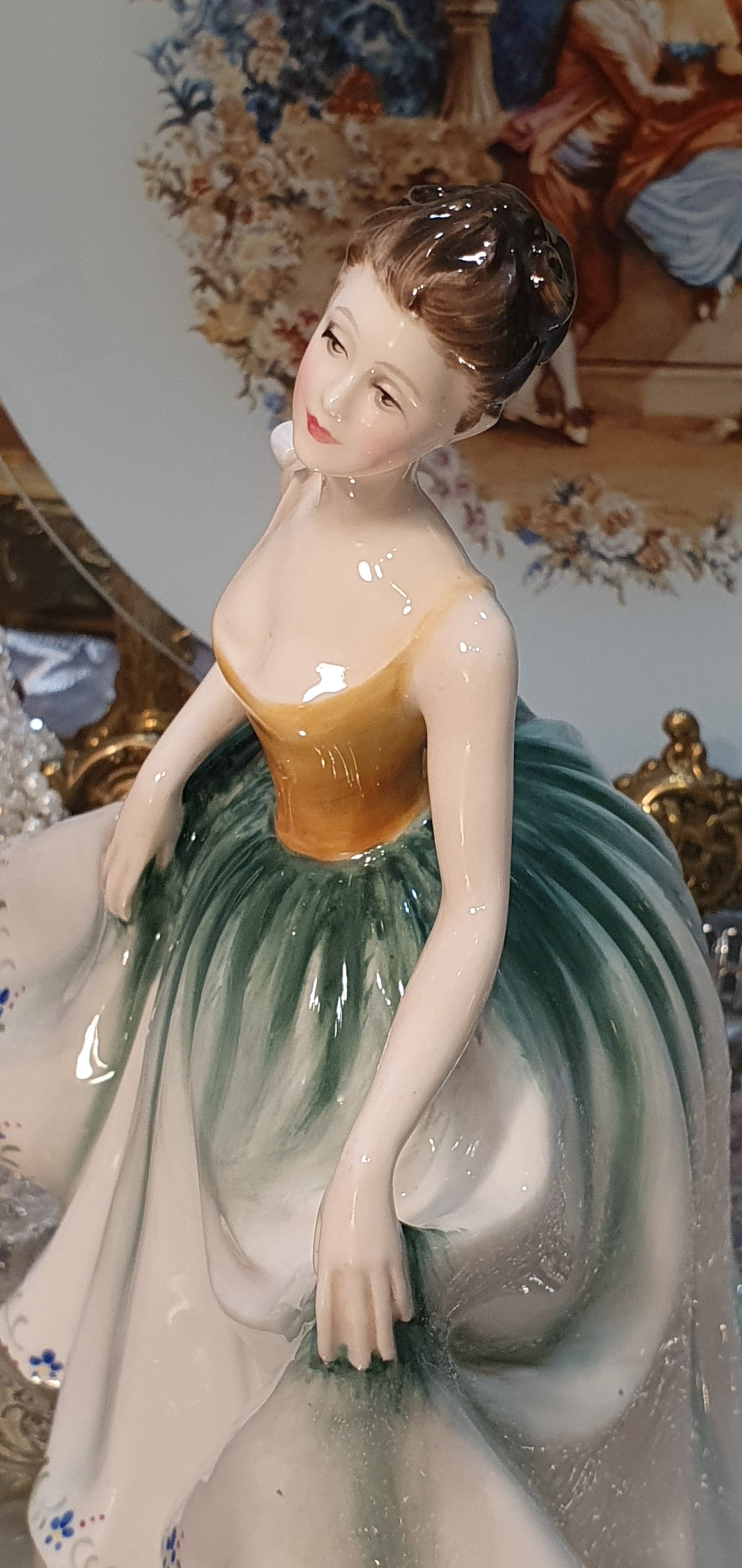 Фигура на Royal Doulton „Синтия“ (H.N. 2440)