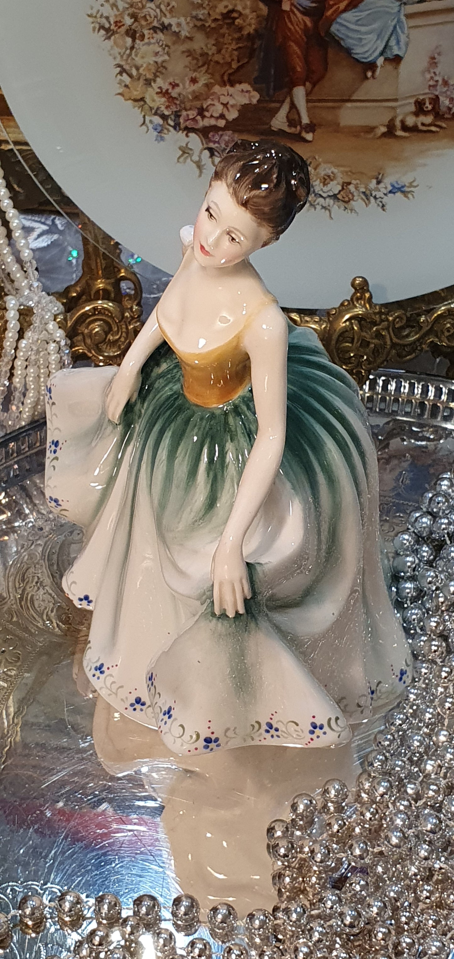 Фигура на Royal Doulton „Синтия“ (H.N. 2440)