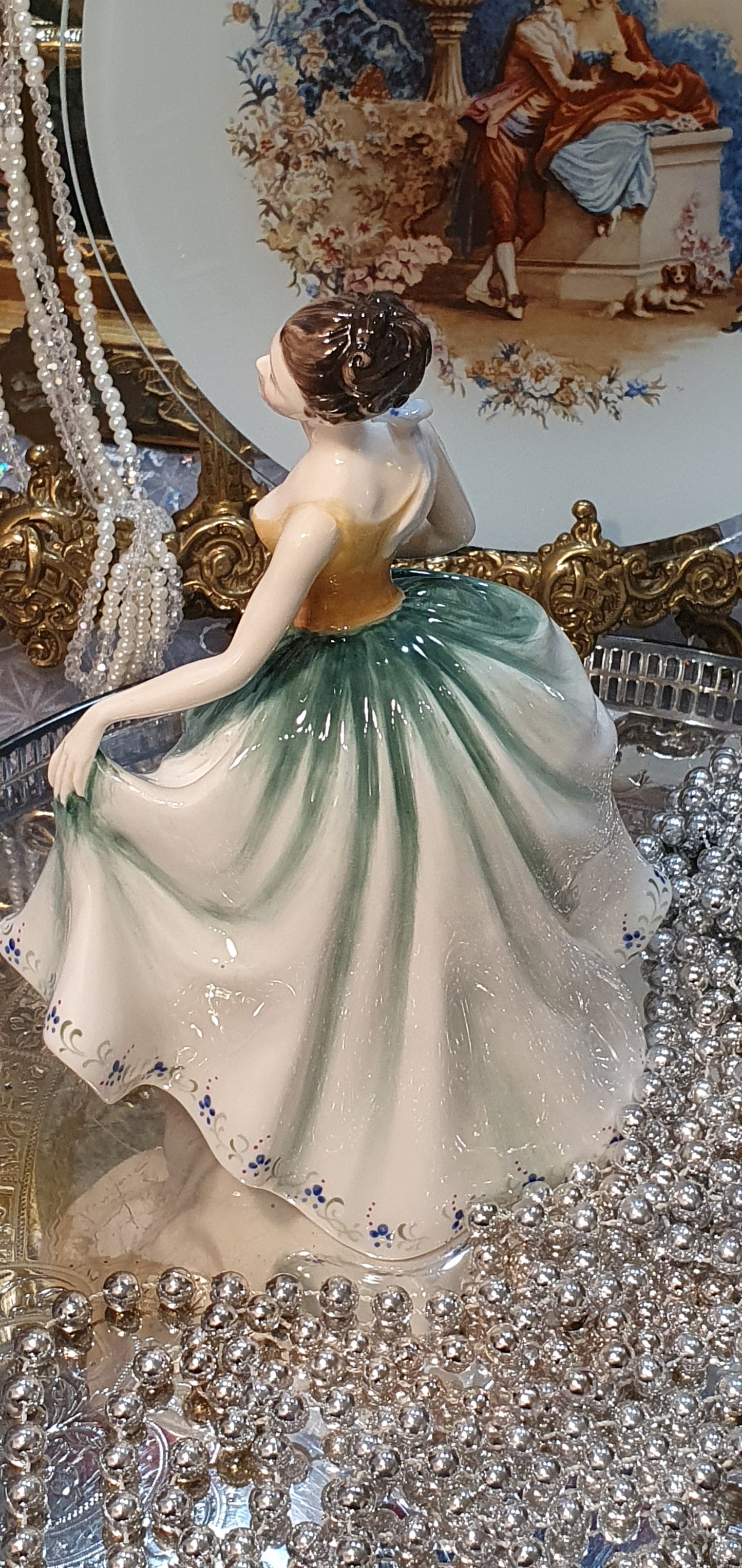 Фигура на Royal Doulton „Синтия“ (H.N. 2440)