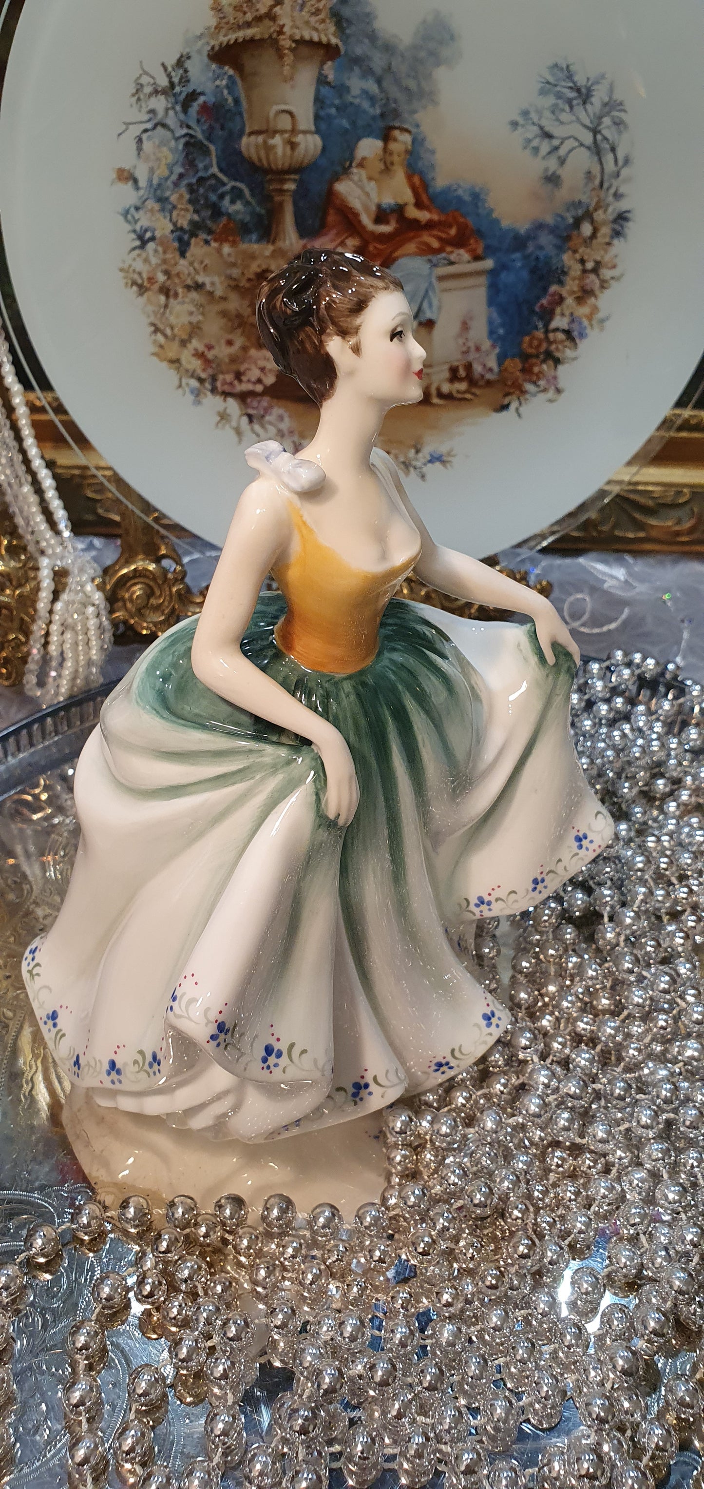 Фигура на Royal Doulton „Синтия“ (H.N. 2440)