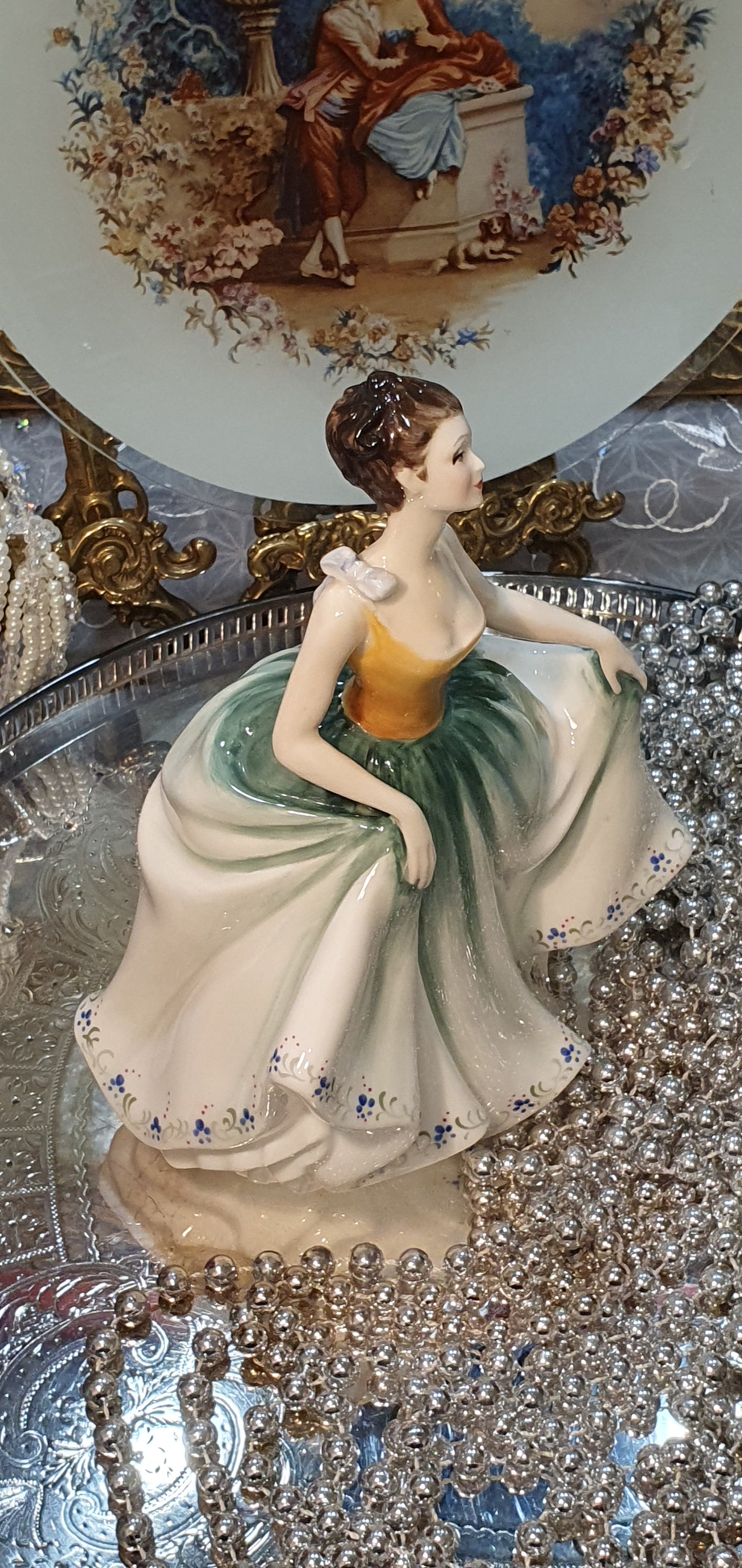 Фигура на Royal Doulton „Синтия“ (H.N. 2440)
