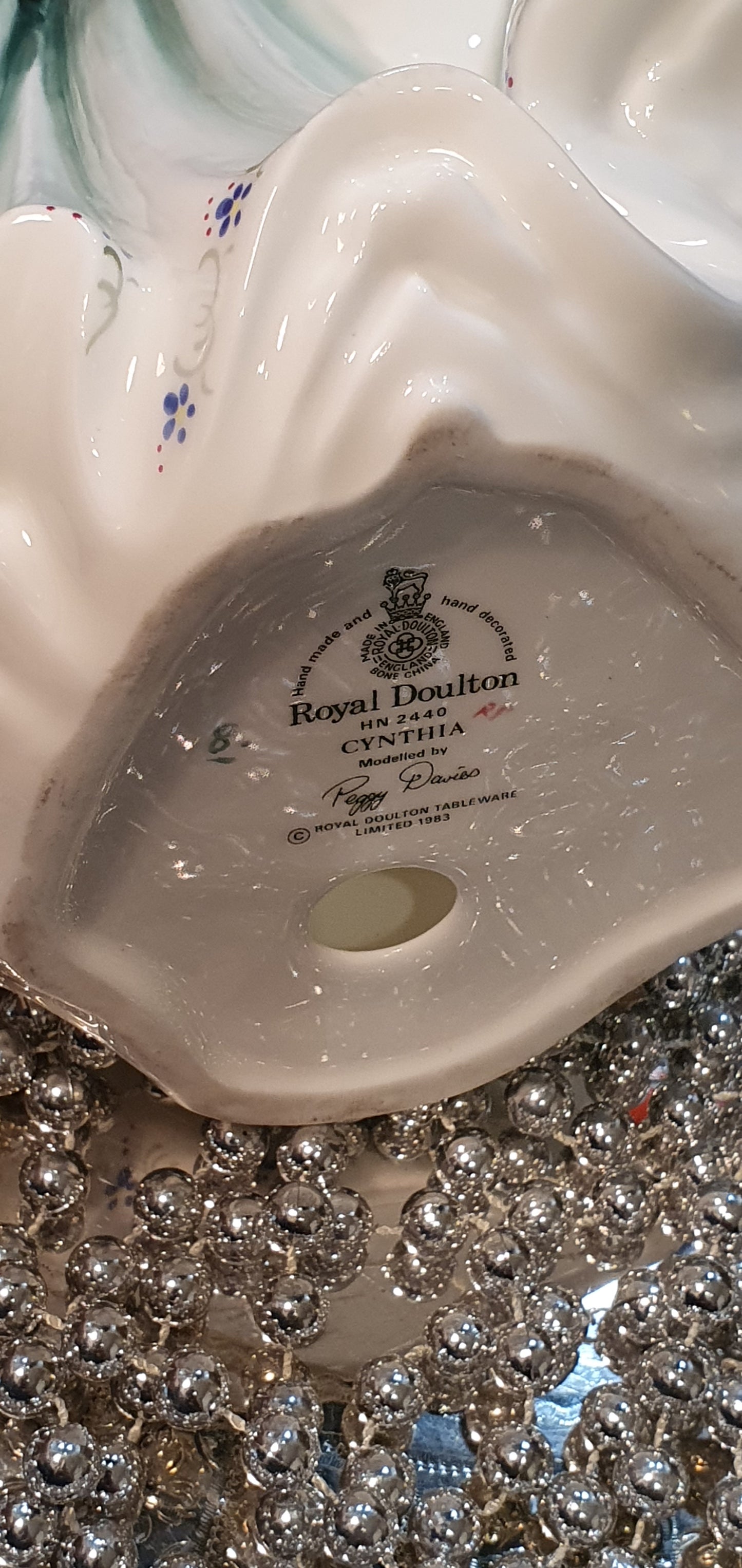 Фигура на Royal Doulton „Синтия“ (H.N. 2440)