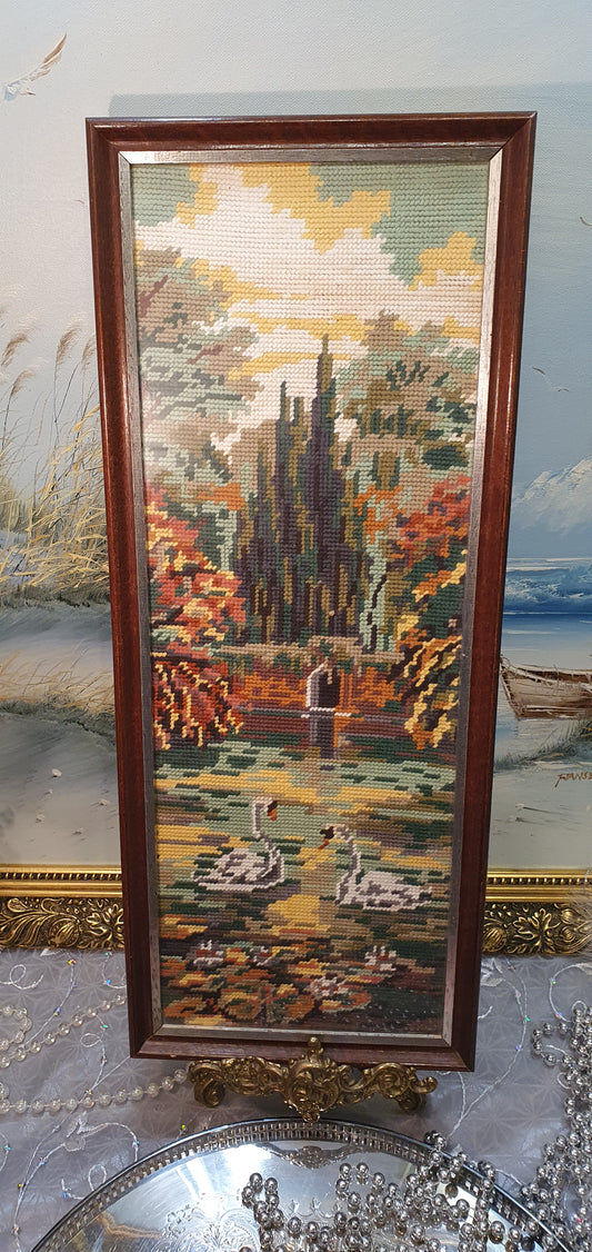 Гоблен „Есенна идилия с лебеди“ – Ръчно изработен шедьовър 