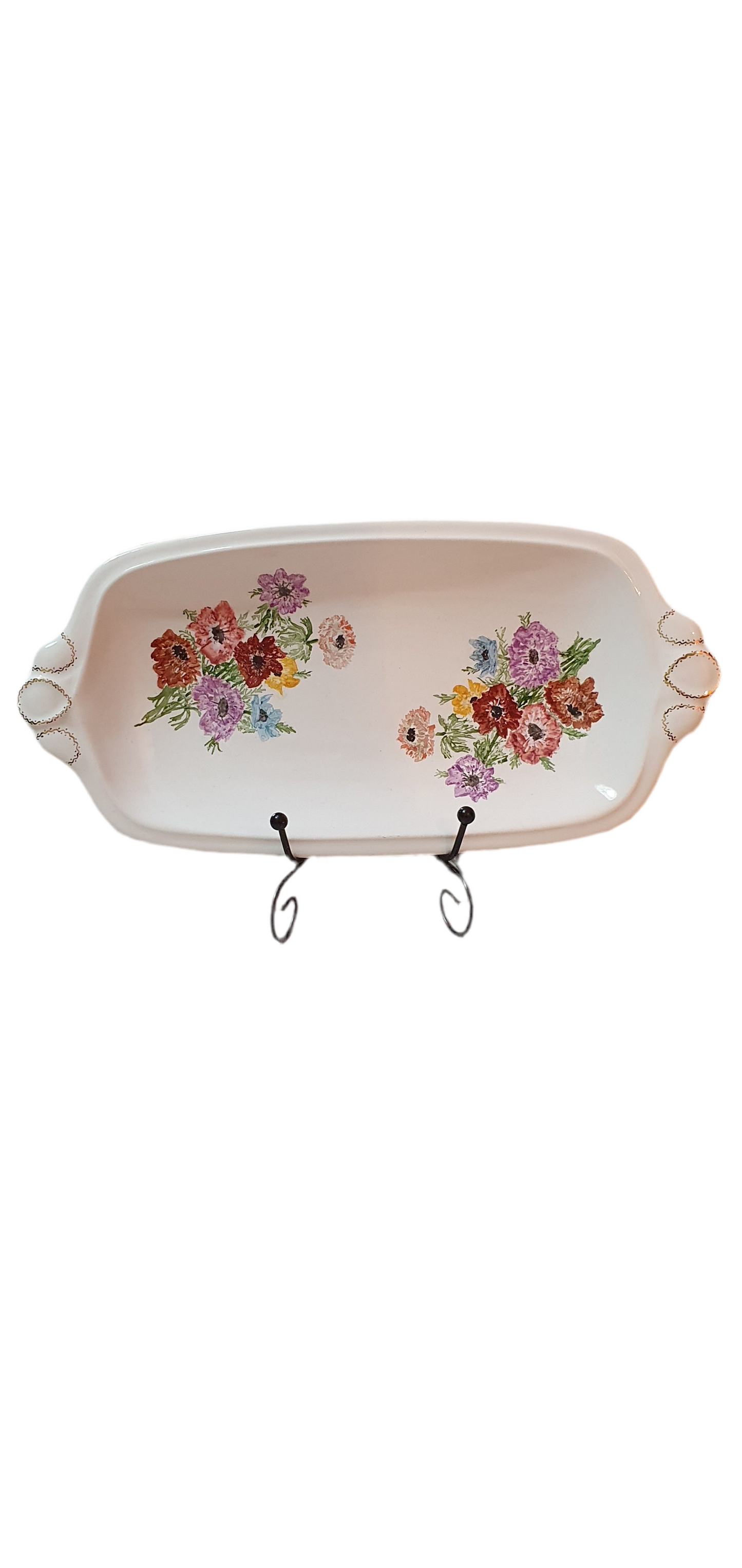 Floral opulence: Plateau with floral decor