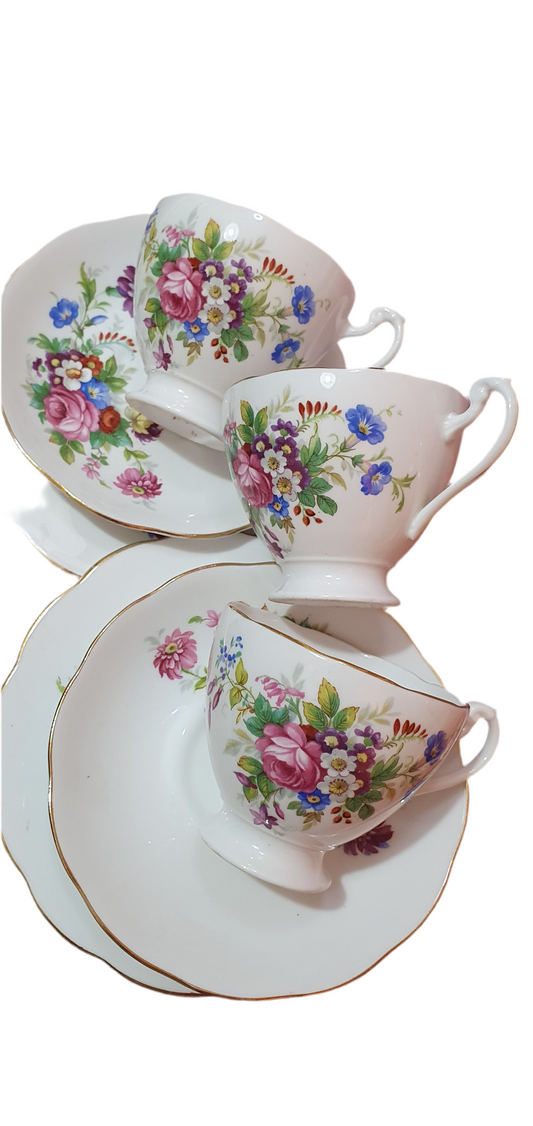 3 броя троен сет Чаши и чинии Roslyn China R457