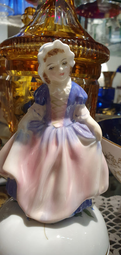 Фигура на момиченце на Royal Doulton е наречена „Dinky Do“ H.N. 1678