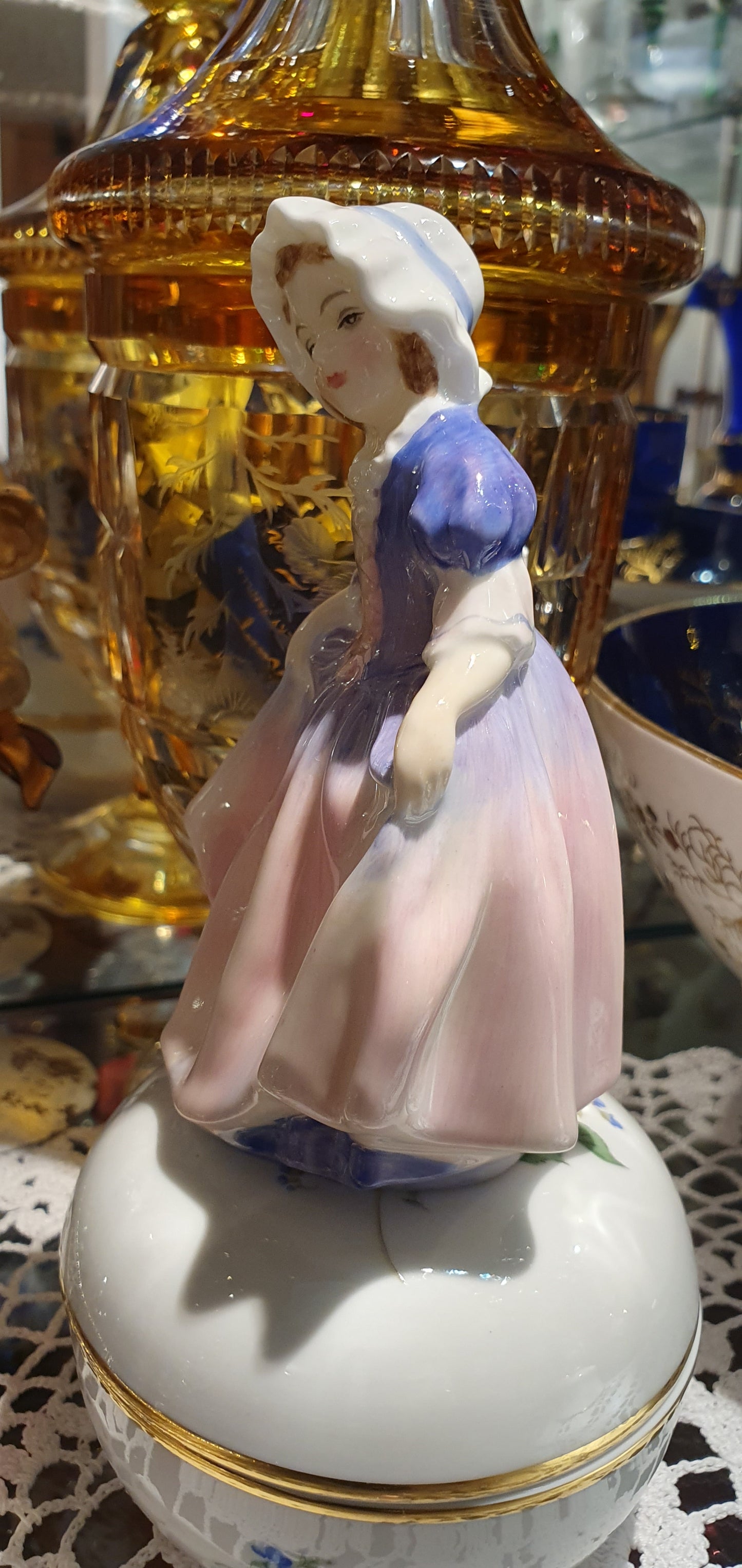 Фигура на момиченце на Royal Doulton е наречена „Dinky Do“ H.N. 1678