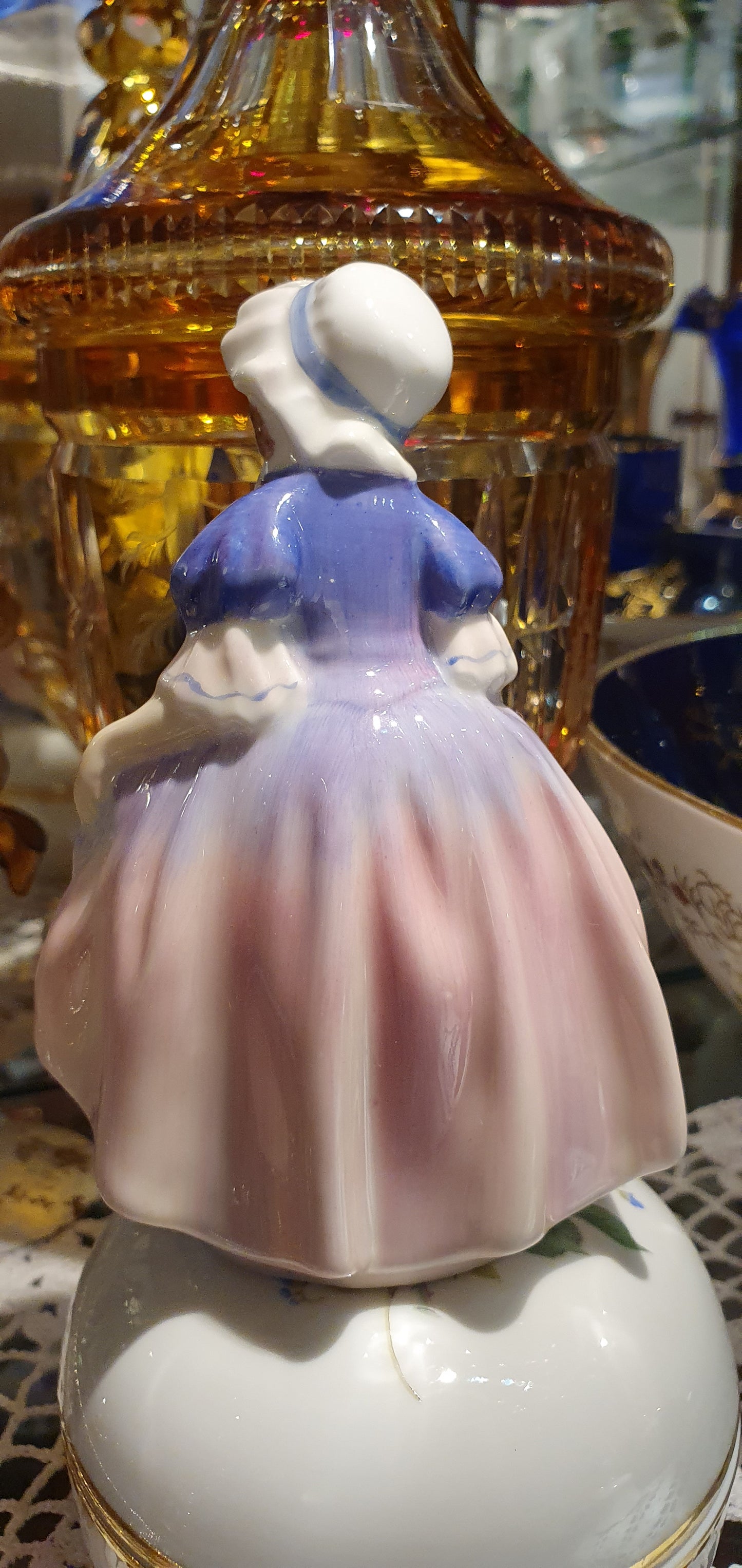 Фигура на момиченце на Royal Doulton е наречена „Dinky Do“ H.N. 1678