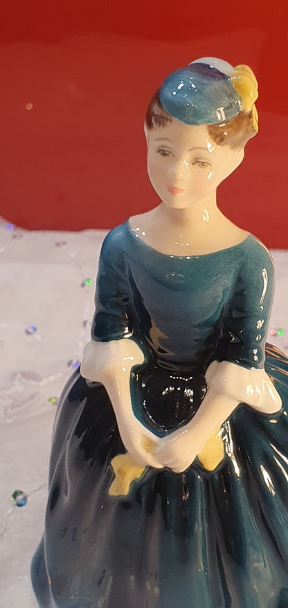 Фигура на  Royal Doulton, наречена „Cherie“ .