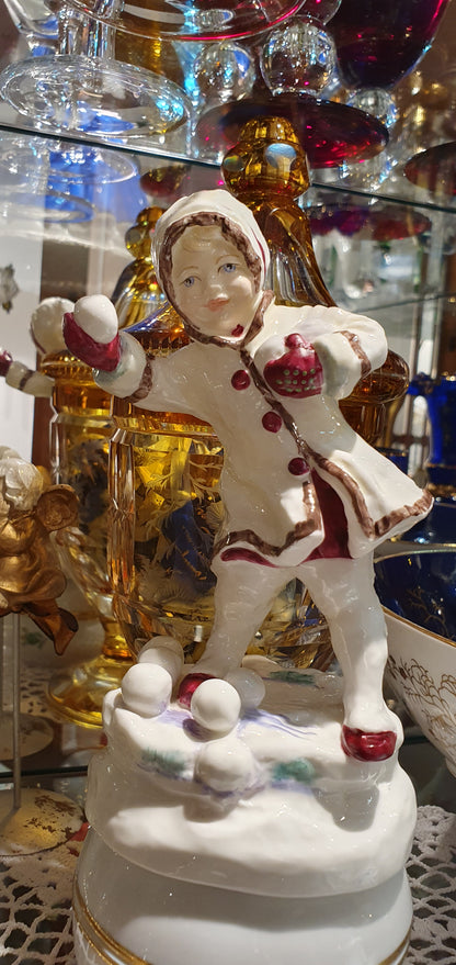 Кралска фигурка на Royal Worcester от Freda Doughty.