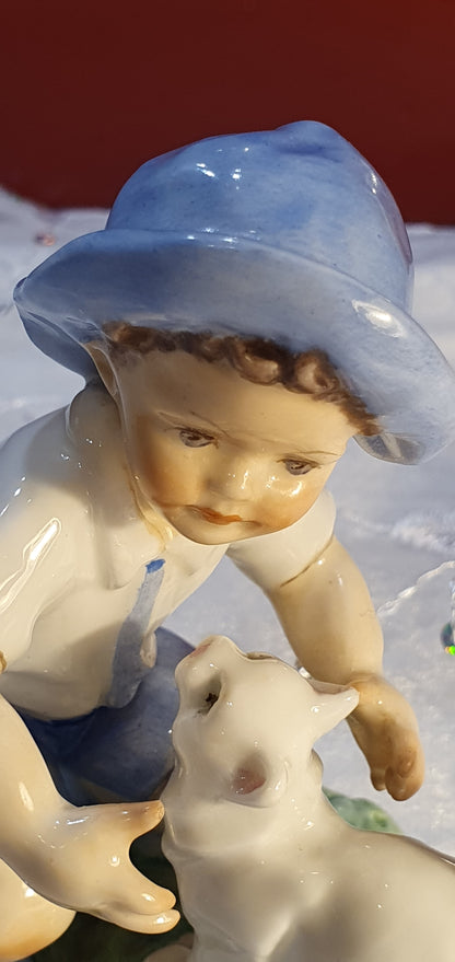 Порцеланова Фигура от Freda G. Doughty за Royal Worcester.